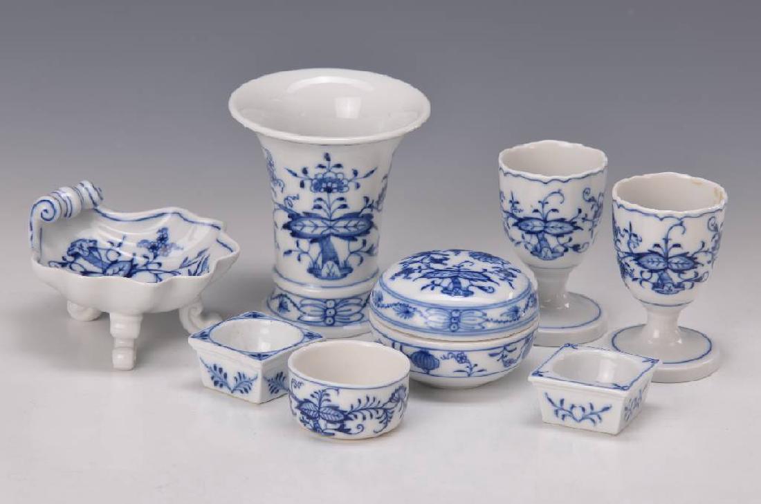 15 parts Blue Onion Pattern: 15 parts Blue Onion Pattern, Meissen, 20th c.,3 Leaf bowl (one 2. choice), one leaf bowl on feet, 2 finger bowls 8cm ; 2 bowls (a 2. choice); small lidded box (2. choice); 2 egg cups, 2 Salt bowl squa