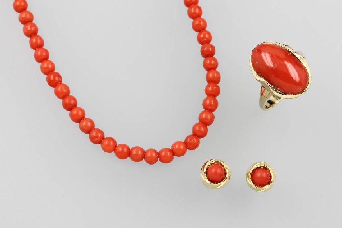 Lot made of coral (1 of 1)