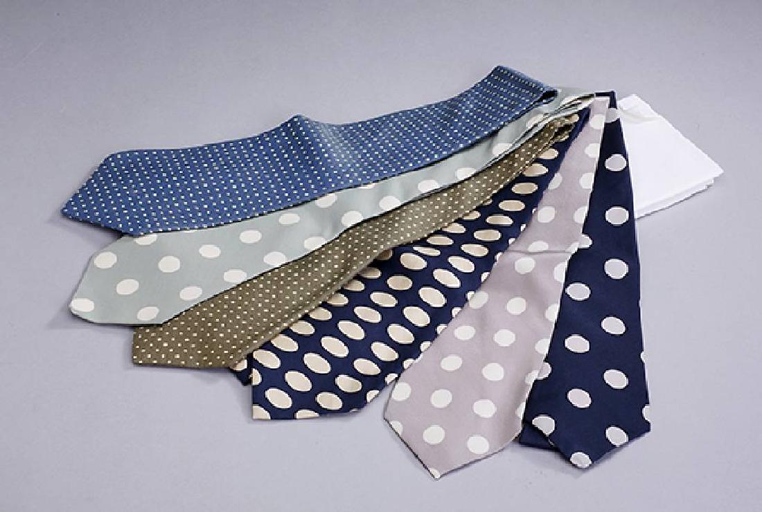 Lot 6 designer ties 'Polka Dots': Lot 6 designer ties 'Polka Dots' , in different colours and designs, predominant polka dots in different sizes, i.a. Boss, 2 x Byblos, 2 x Anselmo Dionisio, 1 x Grey Flannel, besides white pocket squa