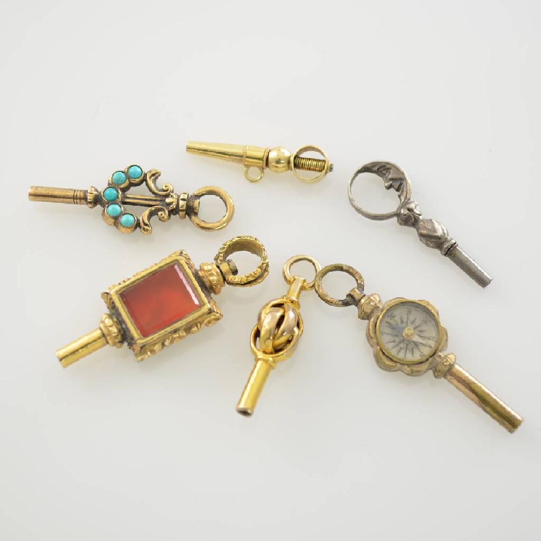 Set of 6 unusual pocket watch keys, 1820 - 1880: Set of 6 unusual pocket watch keys, 1820 - 1880, different materials: 2 x gold, 3 x gold plated, 1 x silver, partial gemstone-set , 1 x with compass, one classic ratchet-key, signs of use