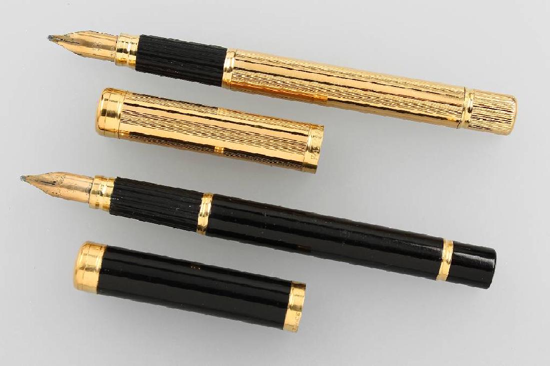 Lot 2 WATERMAN fountain pens: Lot 2 WATERMAN fountain pens , comprised of:1 x corpus and cap grooved, gilded, quill YG 750/000, 1 x corpus and cap black, appliques gilded, quill YG 750/000