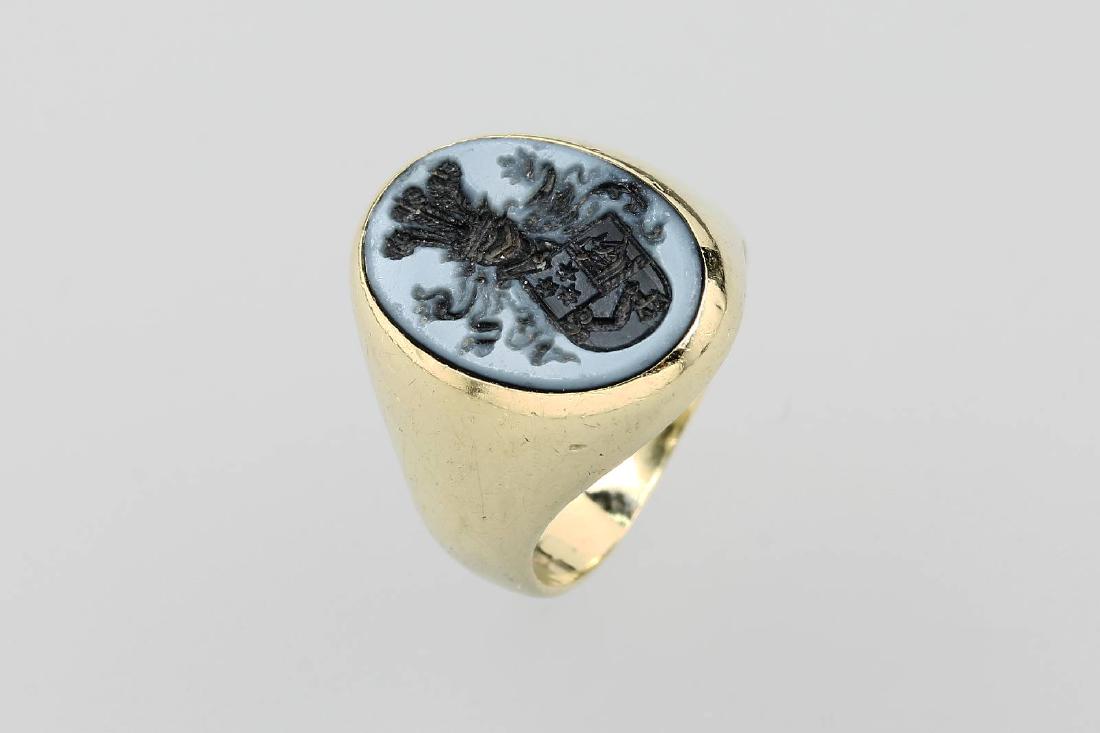 14 kt gold crest ring with layer stone: 14 kt gold crest ring with layer stone , YG 585/000, layer stone with engraved coat of arms of good qual., total approx. 6.7 g, ringsize 48