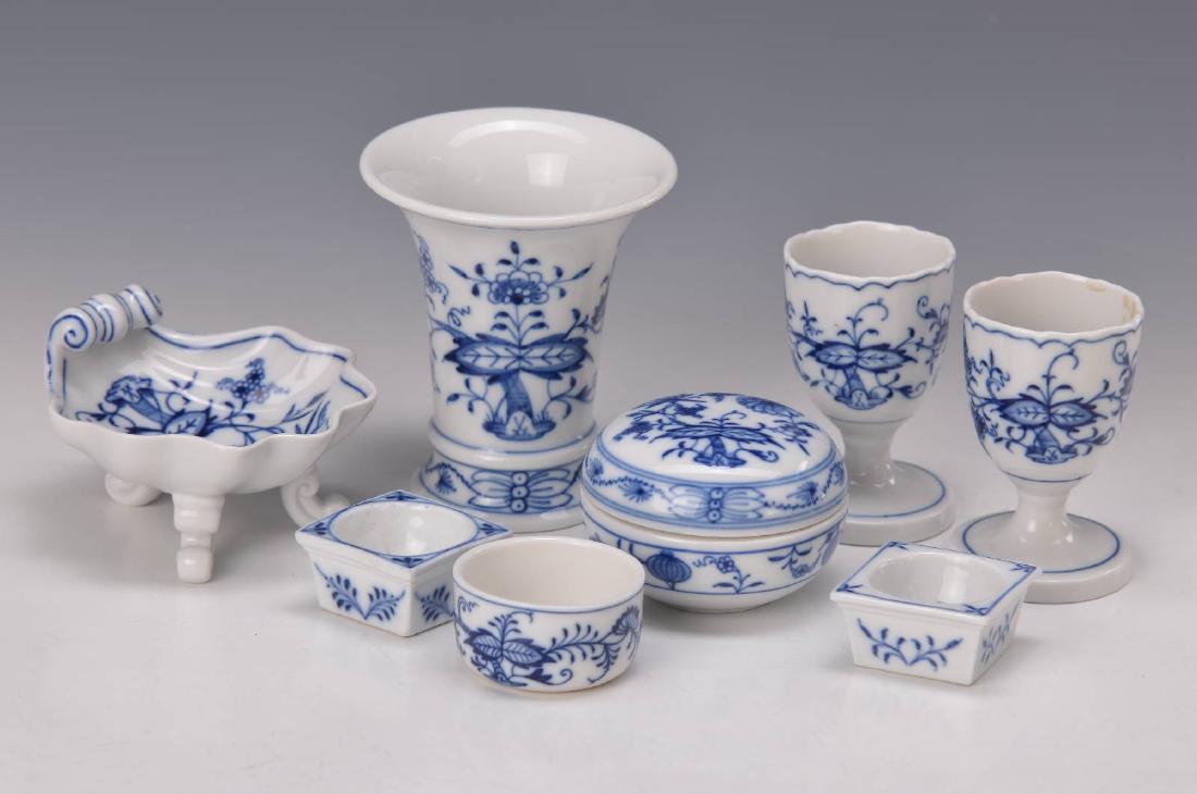 15 parts Blue Onion Pattern: 15 parts Blue Onion Pattern, Meissen, 20th c.,3 Leaf bowl (one 2. choice), one leaf bowl on feet, 2 finger bowls 8cm ; 2 bowls (a 2. choice); small lidded box (2. choice); 2 egg cups, 2 Salt bowl squa