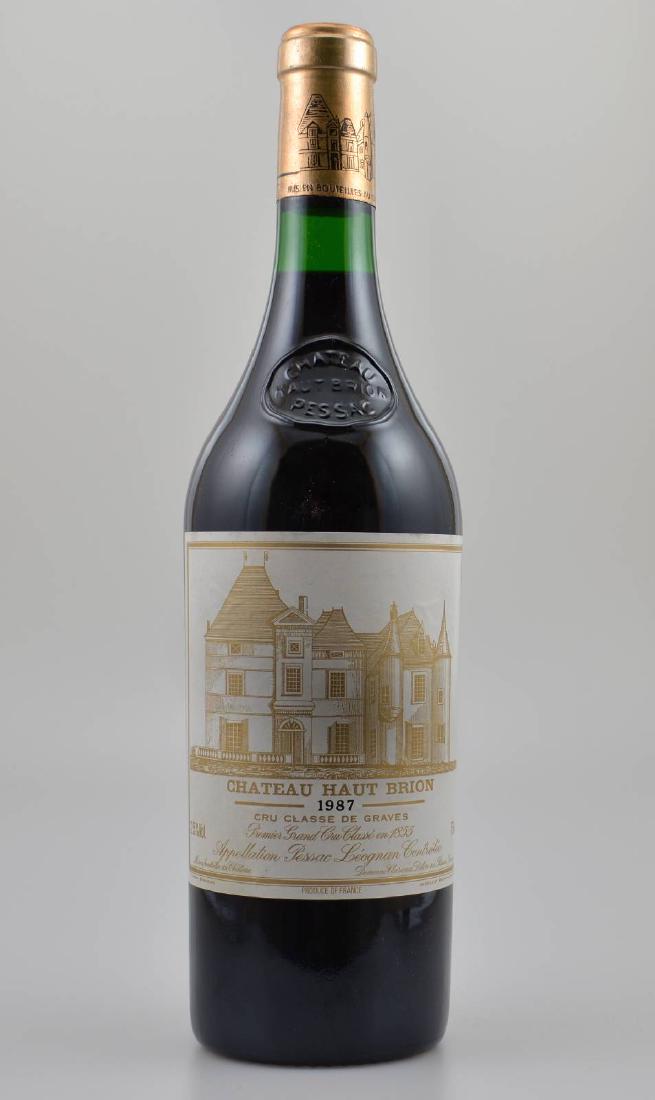 1 bottle 1987 Haut Brion: 1 bottle 1987 Chateau Haut Brion, approx 75 cl, 12,5 % Vol., distance between capsule and wine: 2 cm, very good condition of the bottles, not tasted, rating: 92/100 Punkte
