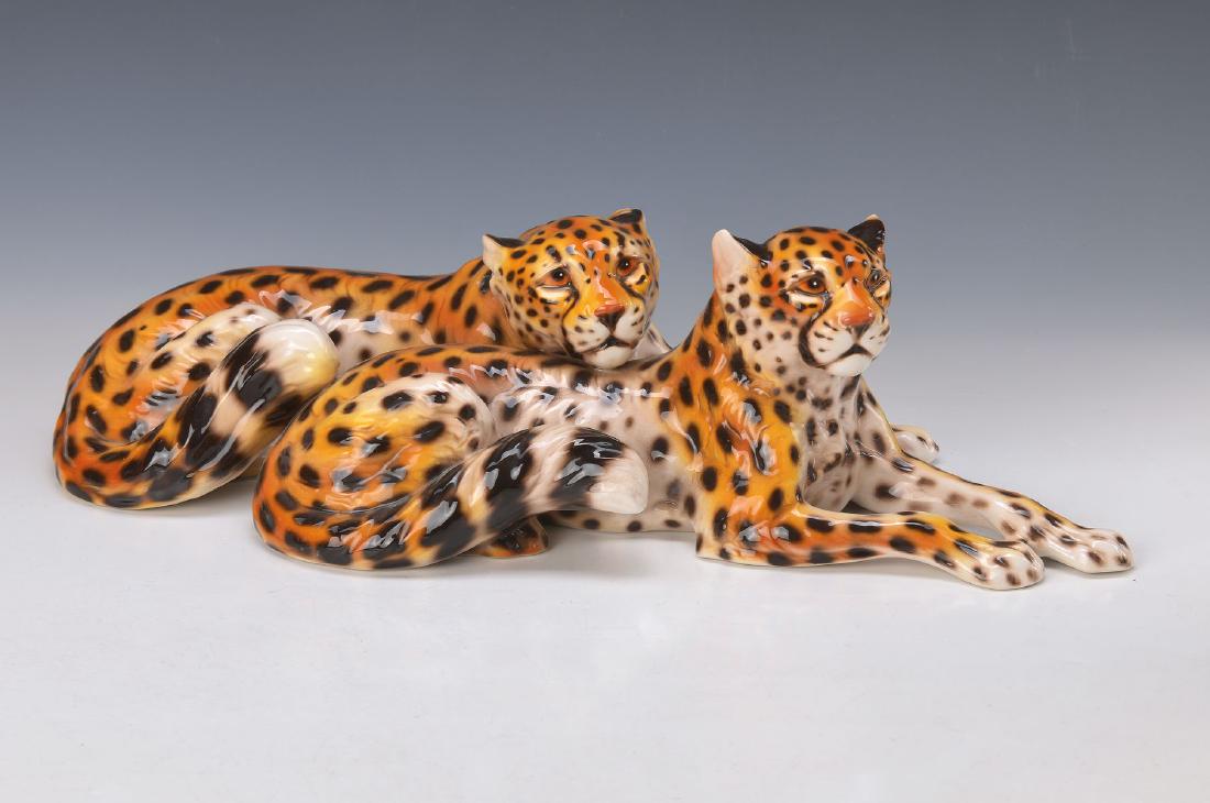 Sculpture: Sculpture of a cheetah couple, German, 1950s, earthenware, painted in bright colors, approx.16x54x22cm