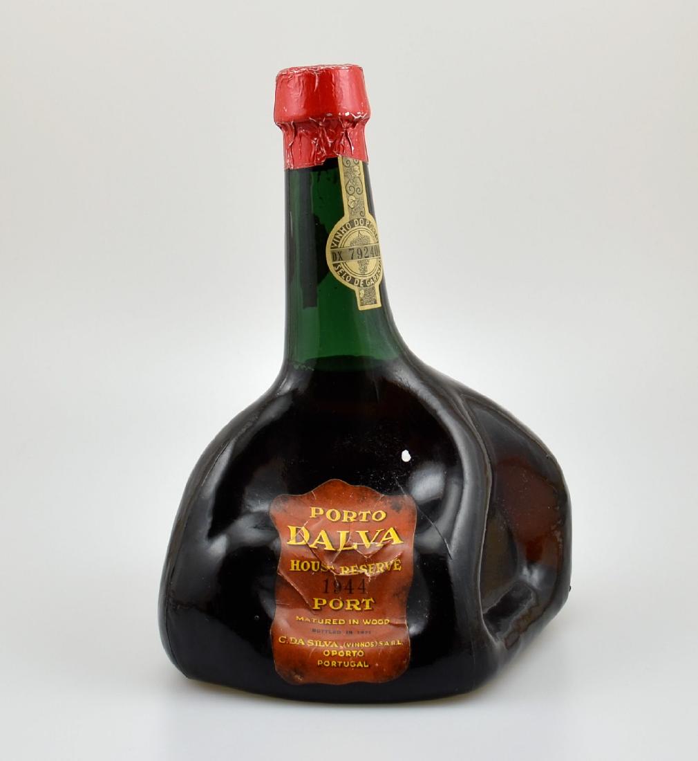 1 bottle C.DA Silva Porto Dalva House Reserve Vintage: 1 bottle C.DA Silva Porto Dalva House Reserve Vintage Port 1944 Matured in Wood, 20 % Vol., good condition of the bottle, import by Eggers& Franke in Bremen, very decorative bottle shape, collectable,
