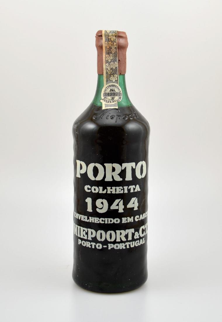 1 Flasche 1944 Niepoort Vintage Colheita Port , filling: 1 Flasche 1944 Niepoort Vintage Colheita Port , filling level: approx top shoulder, banderole and capsule wax slightly damaged, not tasted, Provenance: From a private wine collection