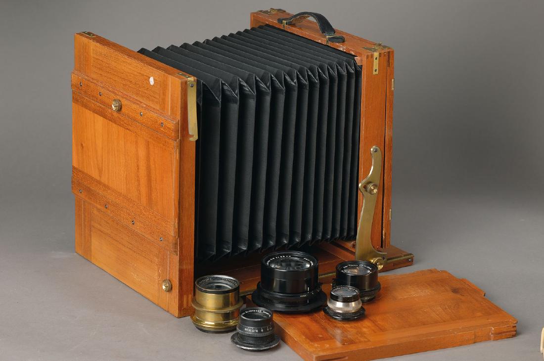 18x24 bulging camera, beginning 20th c., mahogany (1 of 1)