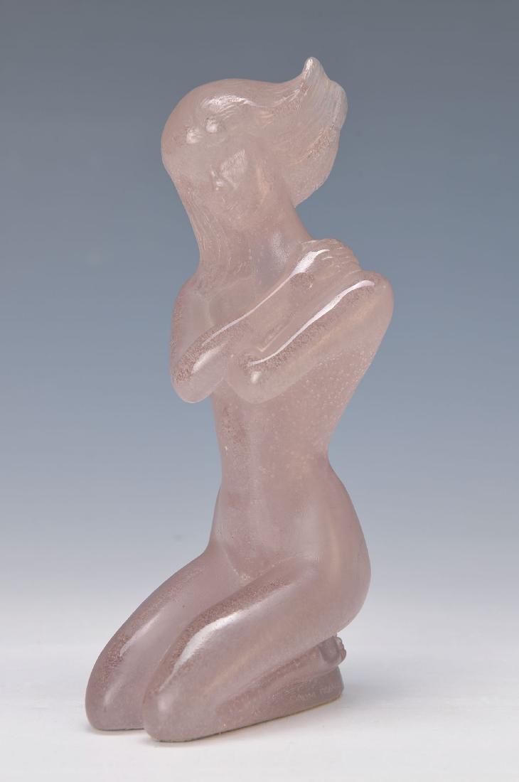 Sculpture, Daum, 2. Half 20.th c., sitting female nude: Sculpture, Daum, 2. Half 20.th c., sitting female nude, slightly purple powdered glass, sign. and no. 130/250, H. 21 cm