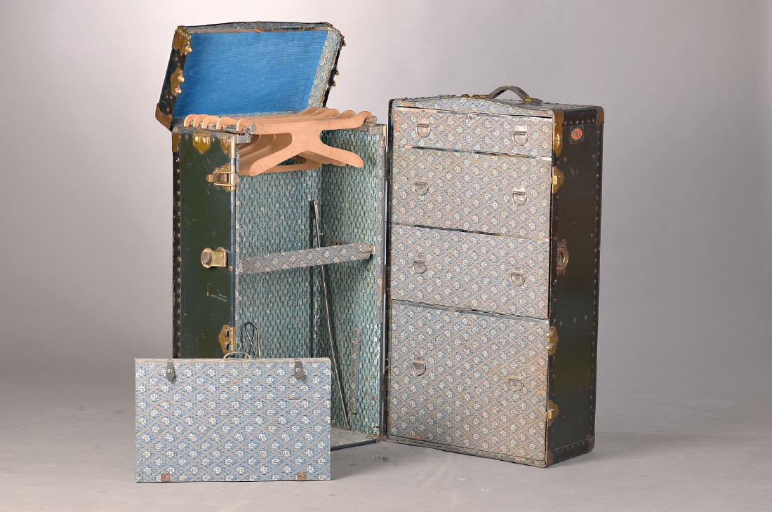 oversize case/ wardrobe trunk, Everwear Trunk & Co: oversize case/ wardrobe trunk, Everwear Trunk & Co Newark, NJ, USA, 1920s, num.31453, leather on wood, with metal fittings strengthened, interior with fabric, drawers and hanging, one wardrobe on jour