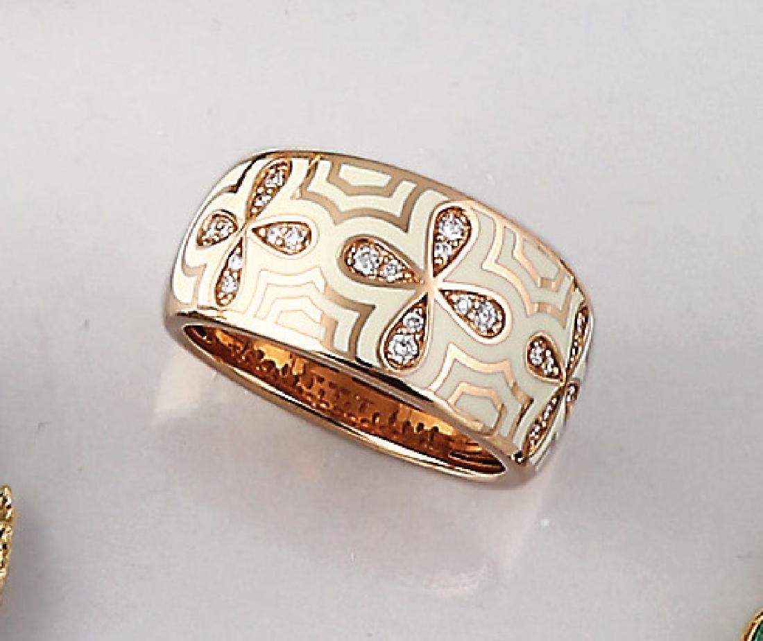 18 kt gold LEO WITTWER ring with enamel and diamonds: 18 kt gold LEO WITTWER ring with enamel and diamonds , RG 750/000, ivory coloured enameled, diamonds total approx. 0.15 ct Wesselton/si engraved, signed, ringsize 56, approx. 11.1 g