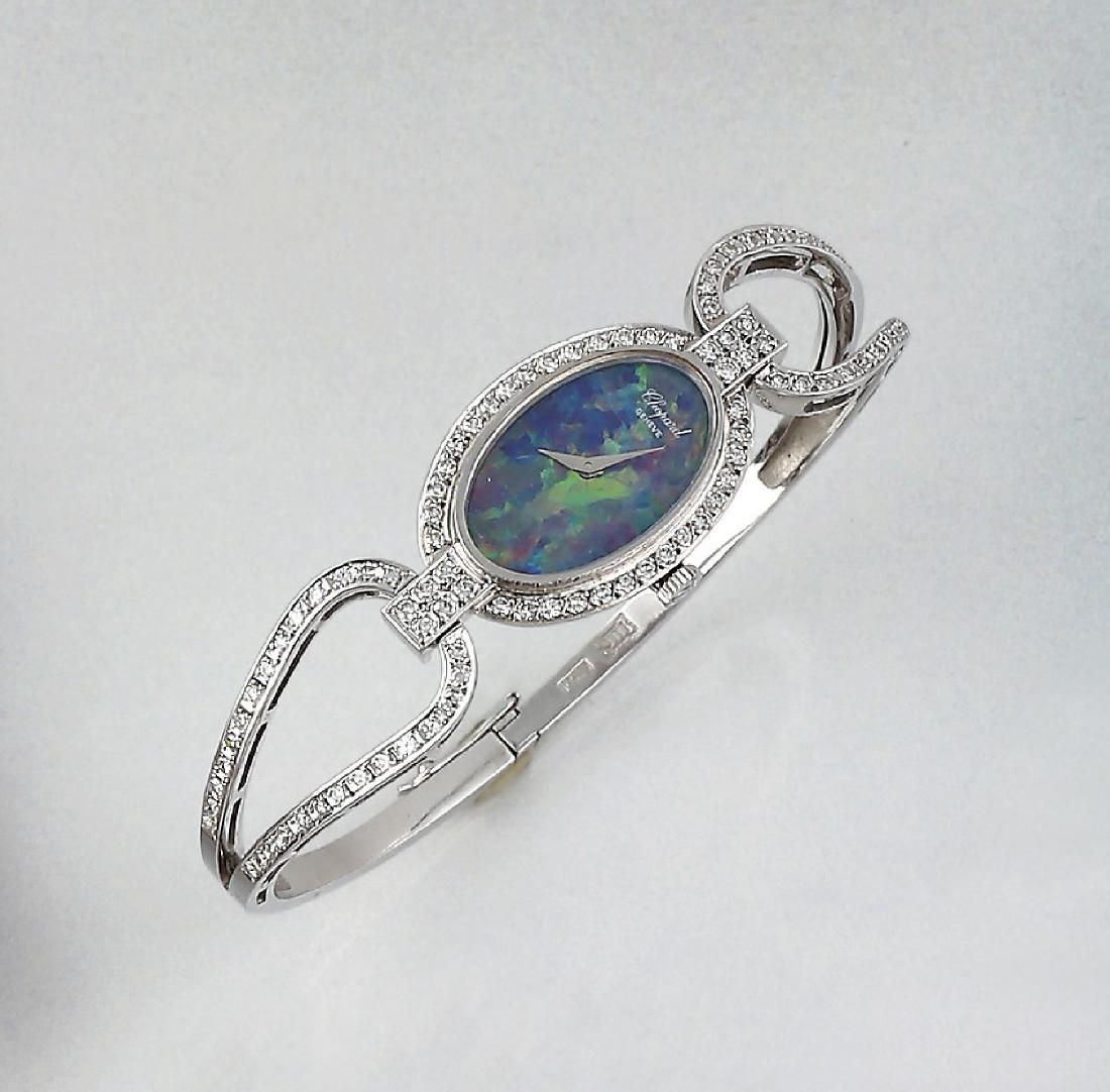 18 kt gold CHOPARD ladies' wristwatch with diamonds: 18 kt gold CHOPARD ladies' wristwatch with diamonds , WG 750/000, Switzerland, oval opal dial with nice play of colours, manual winding, diamonds total approx. 2.0 ct Wesselton/si, case lock with safe