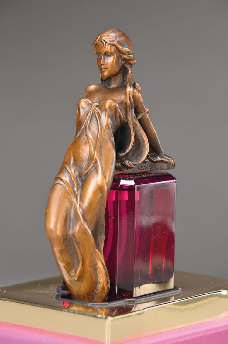 Perfume 'Julia, Les beaux arts', Barry Shiraishi: Perfume 'Julia, Les beaux arts', Barry Shiraishi, perfume bottle with top in shape of a Bronze-Sculpture of the Aphrodite, overlay 1420/7500, in original cardbox, orig. filling,figure approx. 16.5x5x8