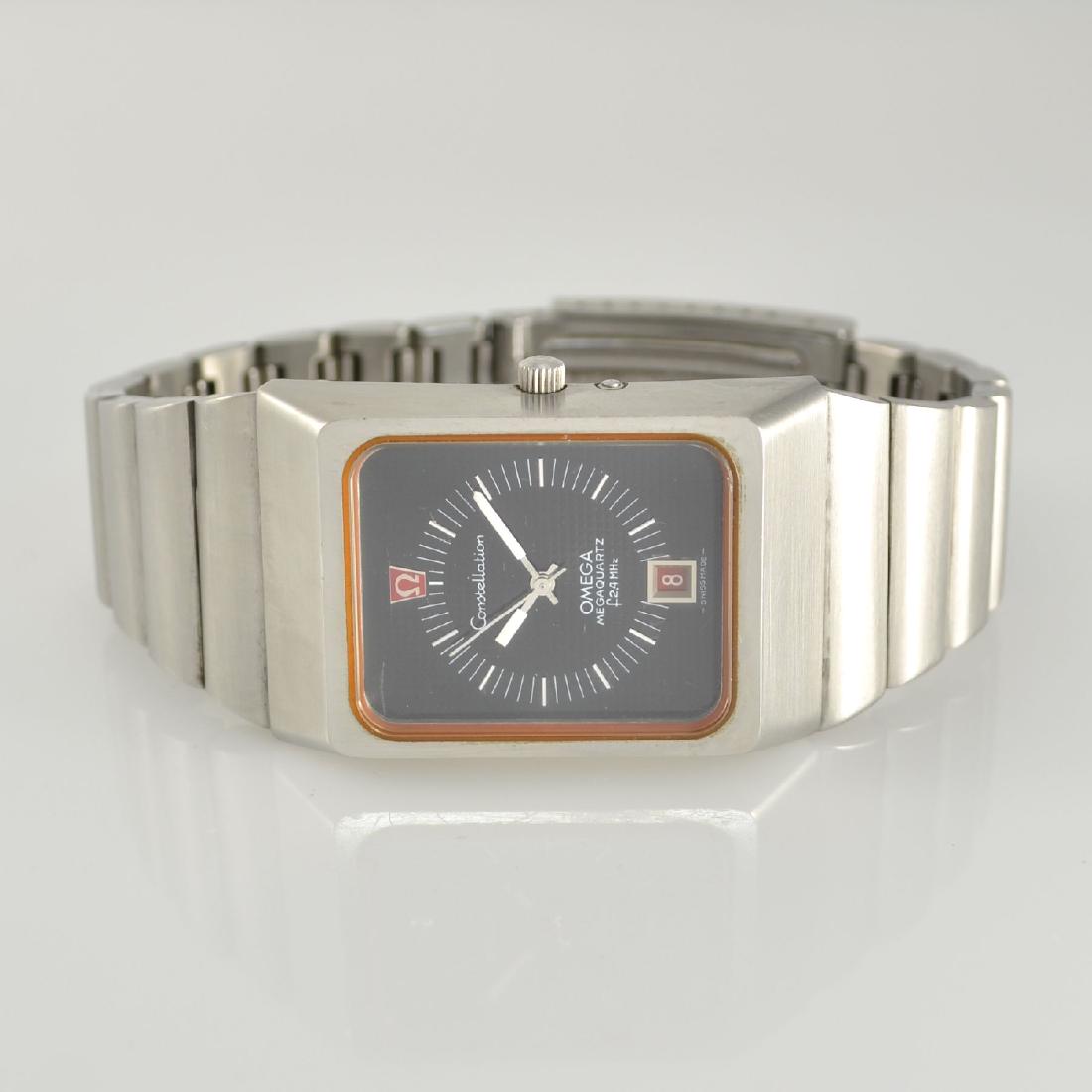 OMEGA gents wristwatch Constellation Megaquartz: OMEGA gents wristwatch Constellation Megaquartz f2,4 MHz, Switzerland around 1974, reference 196.0013/396.0806, solid stainless steel case including bracelet, case back screwed-down 4-times, black con