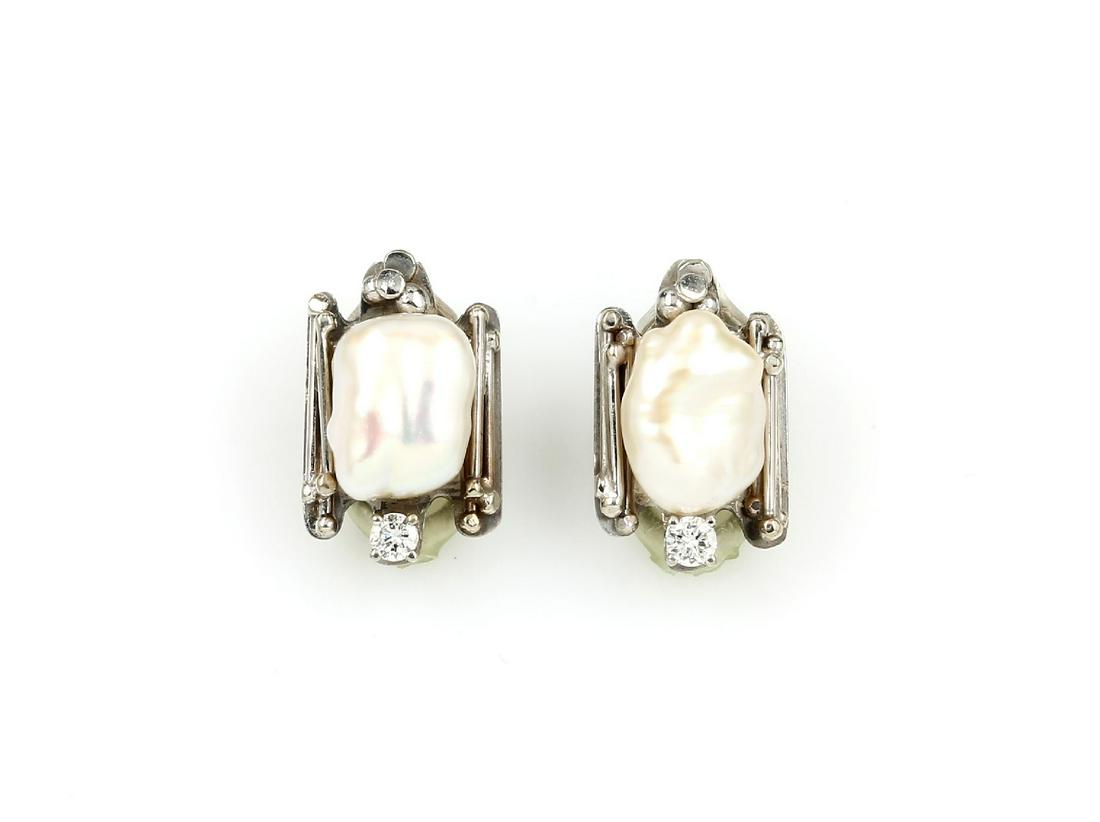 Pair of 18 kt gold ear clips with cultured pearls and: Pair of 18 kt gold ear clips with cultured pearls and diamonds , WG 750/000, 2 white, baroque cultured pearls, 2 diamonds total approx. 0.20 ct Wesselton/p 1, approx. 7.9 g