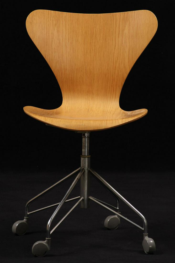 Swivel chair, in Bauhaus style: Swivel chair, in Bauhaus style, base with 4 brackets, chromed metal, movable on plastic wheels, curved and elegantly curved seat shellmade of plywood and Oak veneer, lever for adjusting the seat heigh