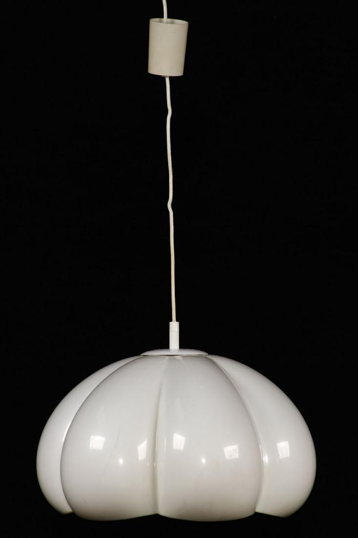 Hanging lamp, white plastic shade in shape of a flower,: Hanging lamp, white plastic shade in shape of a flower, 1 burning point, without illuminant,electrification should be checked, traces of use, shade height approx. 29 cm, diameter approx. 42 cm