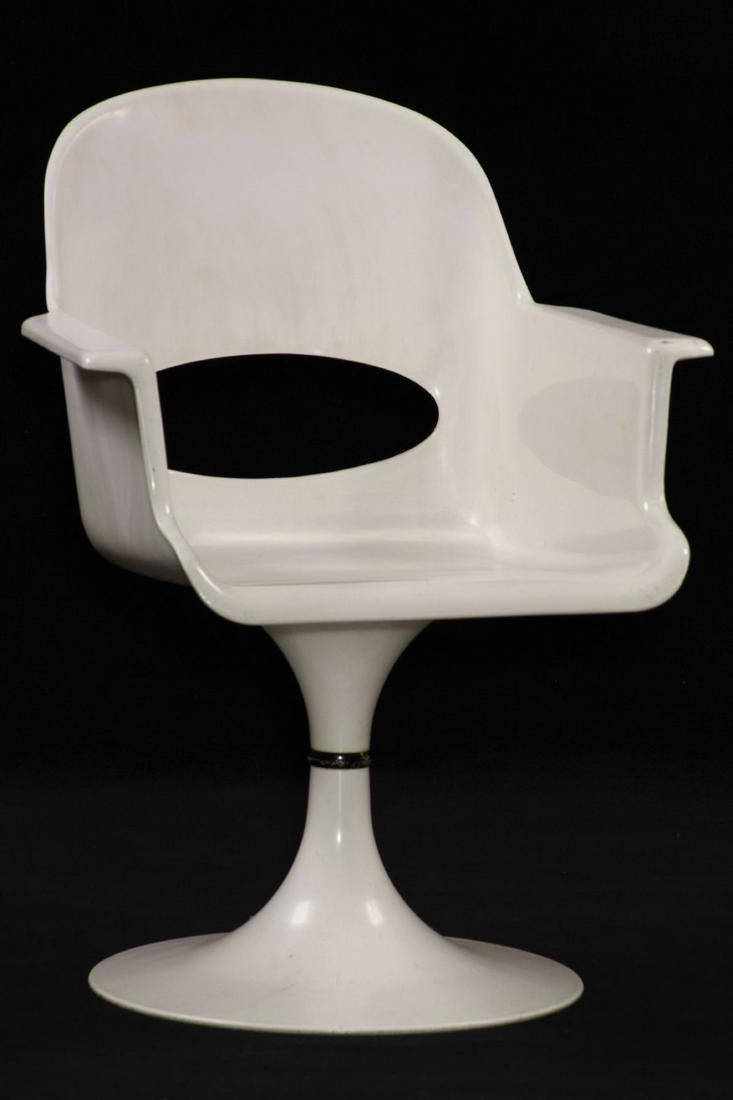 Space Age swivel armchair with armrests, 'Kurz', made: Space Age swivel armchair with armrests, 'Kurz', made in W. Germany, 1970s, made of white plastic, swivel seat, back with oval recess, round base on the underside reinforcedby ribs, good stable workma