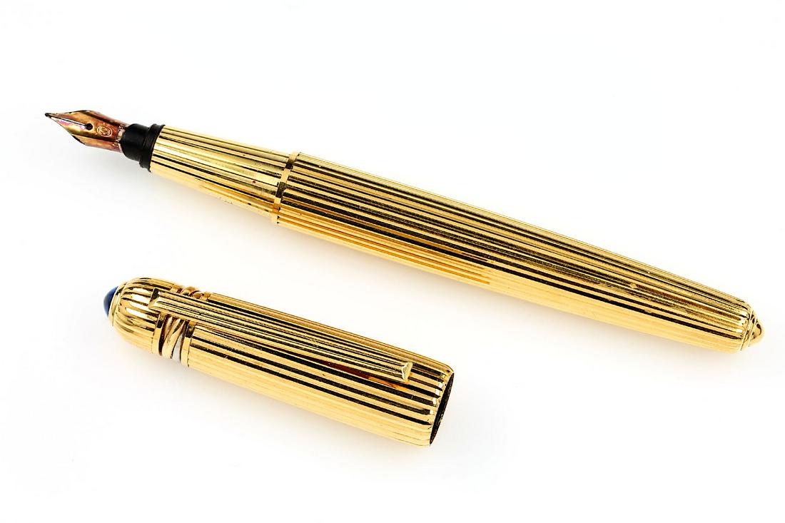 Cartier PASHA fountain pen: Cartier PASHA fountain pen , nib 18 kt gold,YG 750/000, corpus metal gold plated, cap withblue glasscabochon and typ. tricolor-rings, signed Pasha de Cartier