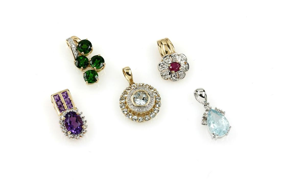 14 kt gold lot with coloured stones and diamonds: 14 kt gold lot with coloured stones and diamonds , YG/WG 585/000, comprised of: 5 pendant, i.a. with amethyst, tsavorite, blue topazes, partly with diamonds, manufacturer's brand unidentified, total a
