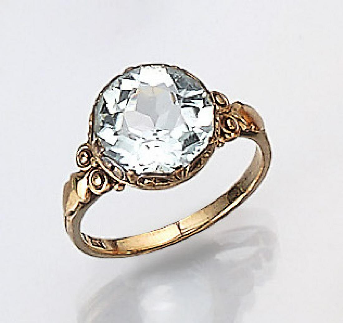 8 kt gold ring with aquamarine (1 of 1)