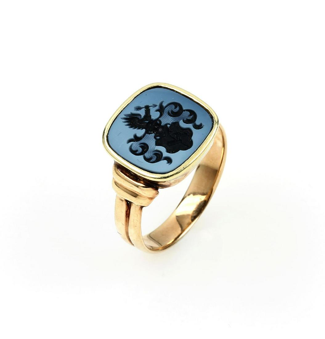 14 kt gold signet ring with agate: 14 kt gold signet ring with agate YG 585/000, agate with crest engraving, ringsize 61, total approx. 4.9 g