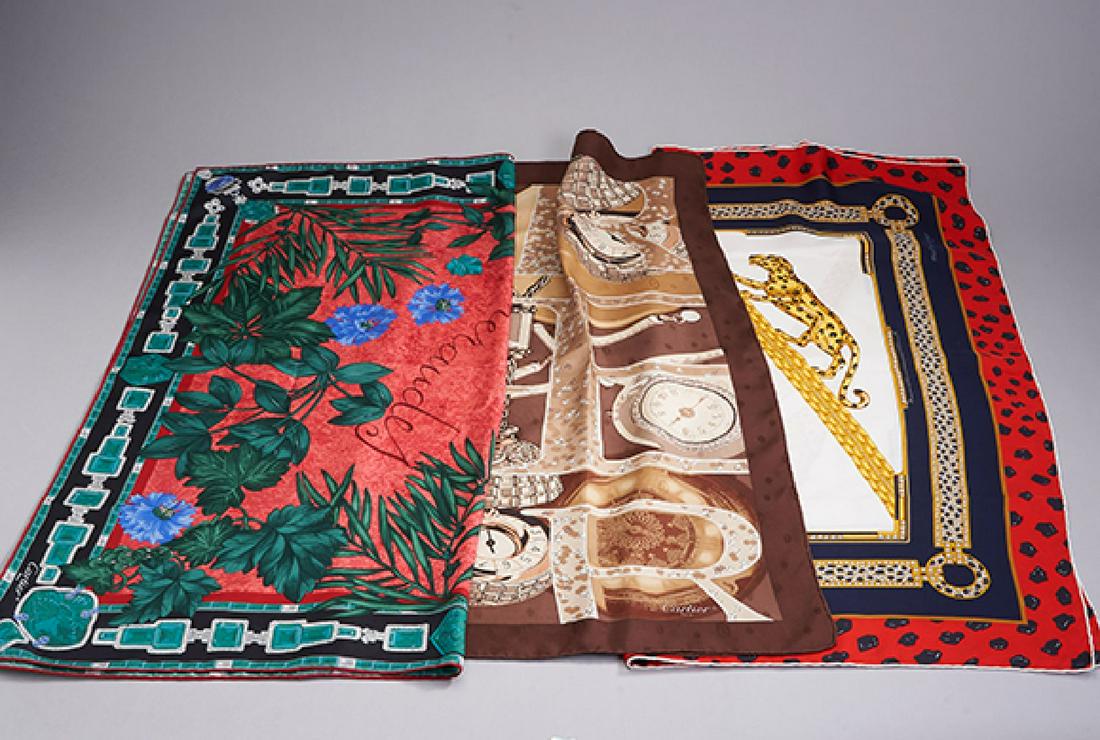 Lot 3 CARTIER carrees, 100 % silk: Lot 3 CARTIER carrees, 100 % silk , handrolled, 1 x red faced with leaves, blue flowers and jewelry applications, 1 x brown/beige, with watches- and jewelry- applicationen, 1 x Must de Cartier, cream-