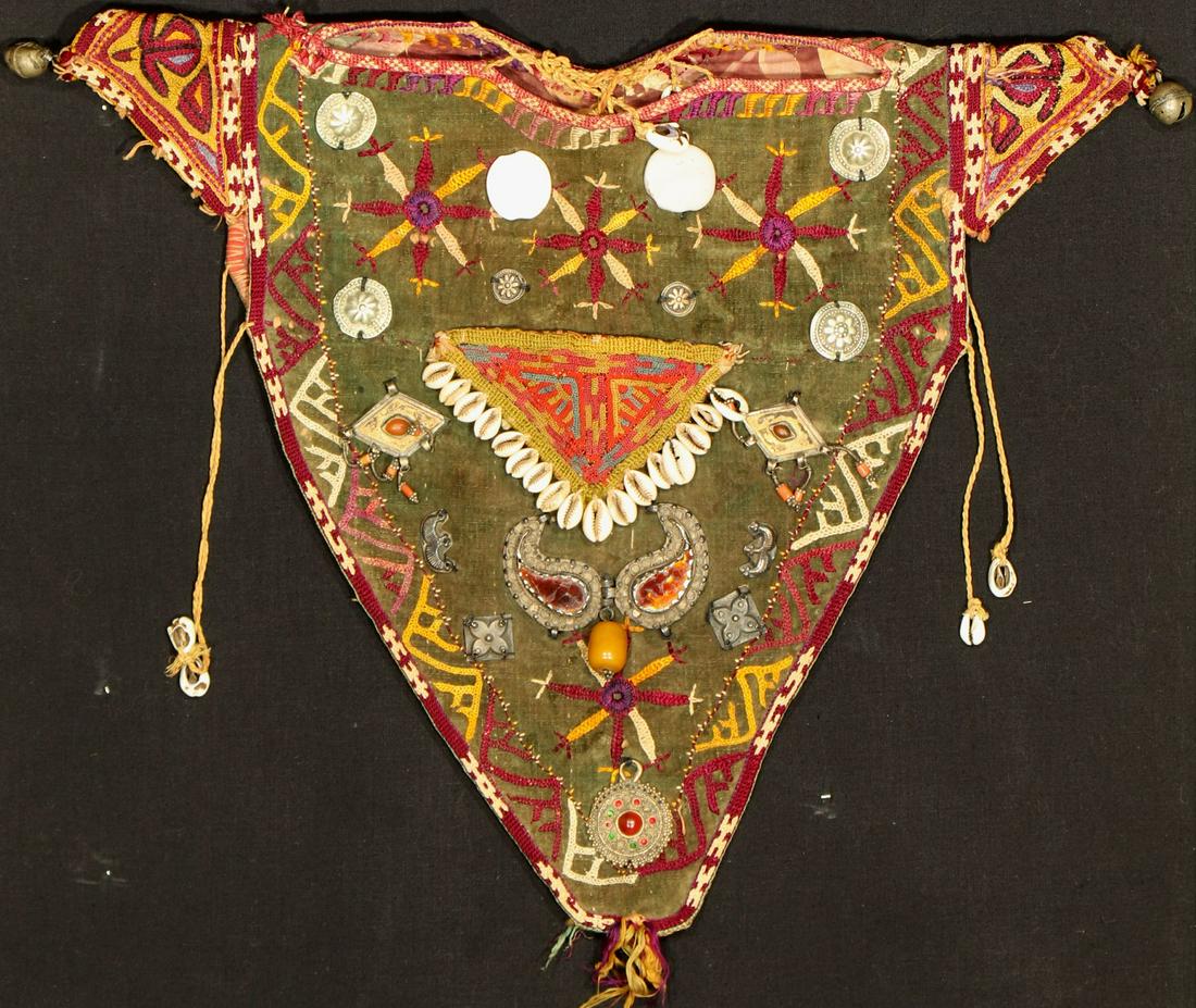 Tekke children's bib antique, Turkmenistan, around 1900: Tekke children's bib antique, Turkmenistan, around 1900, made of velvet with silk embroidery. with shells, carnelians and coins,luck, approx. 43 x 35 cm, good condition.Antique, old and decorative col