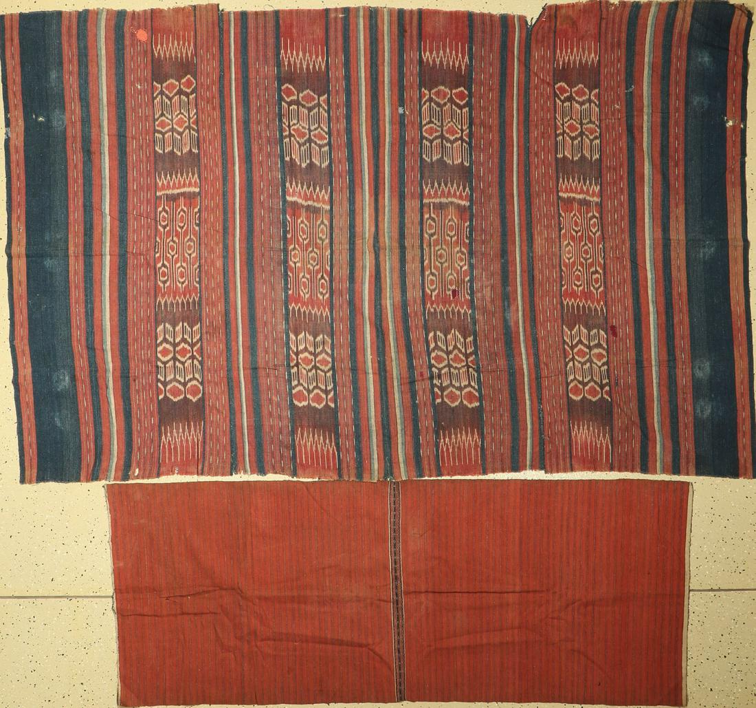 1x Toraja ceremonial clothing and 1x traditional: 1x Toraja ceremonial clothing and 1x traditional clothing, Toraja (Indonesia), around 1940/50, approx. 240 x 150 cm and 180 x70 cm, cotton, hand-woven/dyed, used (repairs,holes). Antique, old and deco