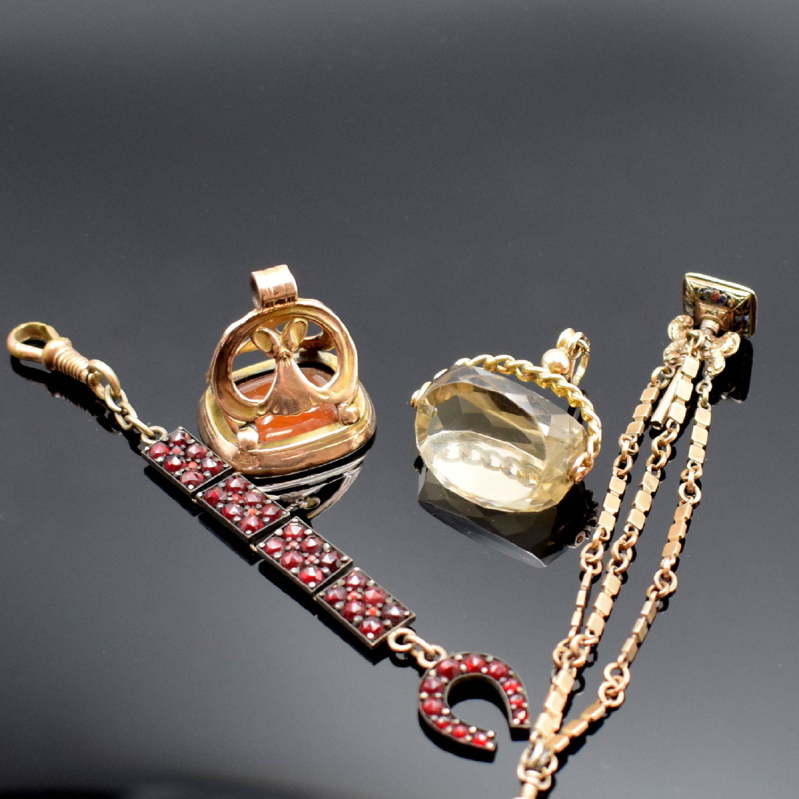 2 Chatelaines, letter seal and 1 pendant in gold: 2 Chatelaines, letter seal and 1 pendant in gold, 2 in 8k yellow gold, 1 gold plated, 1 chatelaine with key, 1 with Garnet and snap link, letter seal with agate, pendant with stone 9k yellow gold, usa