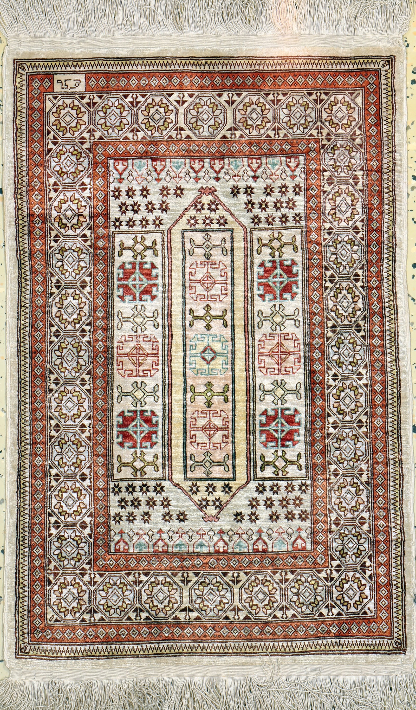 Hereke silk signed, Turkey, end of 20th century: Hereke silk signed, Turkey, end of 20th century, pure natural silk, approx. 63 x 41 cm, condition: 1-2. Orientalrugs, Carpets, Textiles and Flatweaves