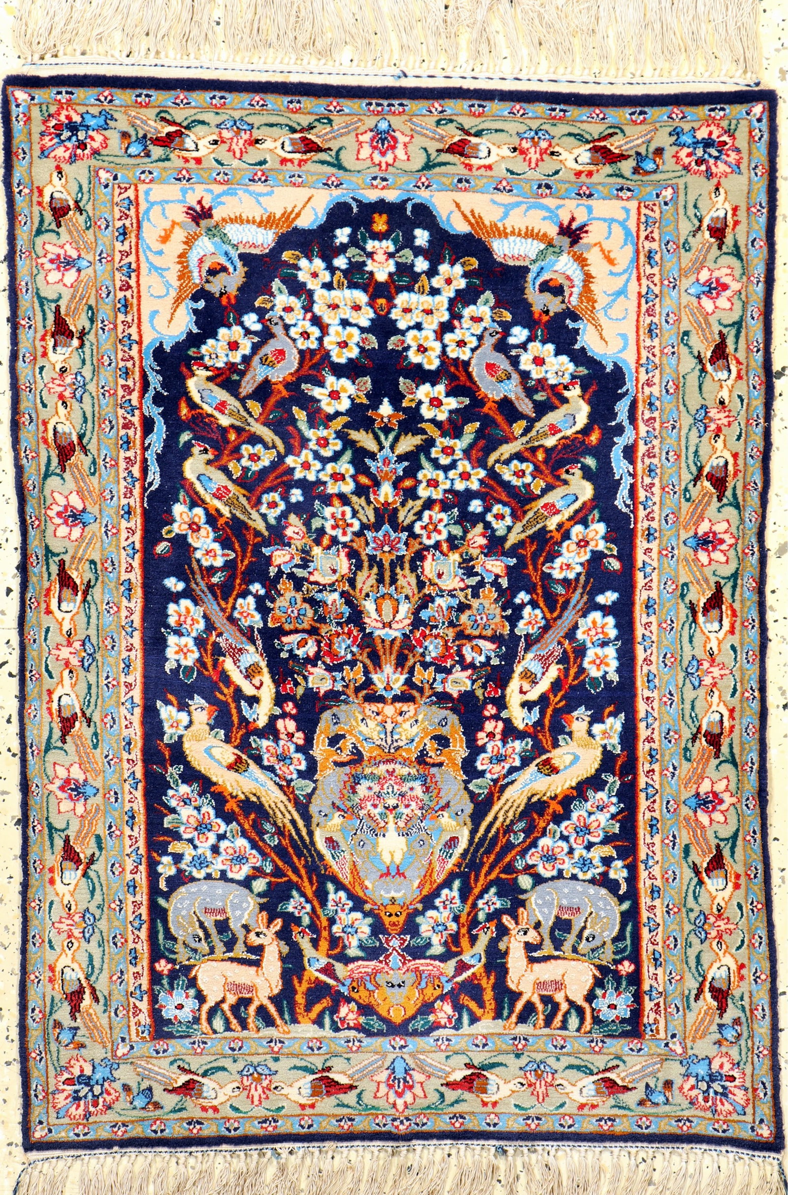 Isfahan fine, Persia, mid 20th century, corkwool: Isfahan fine, Persia, mid 20th century, corkwool with and on silk, approx. 95 x 71 cm,condition: 2. Rugs, Carpets & Flatweaves