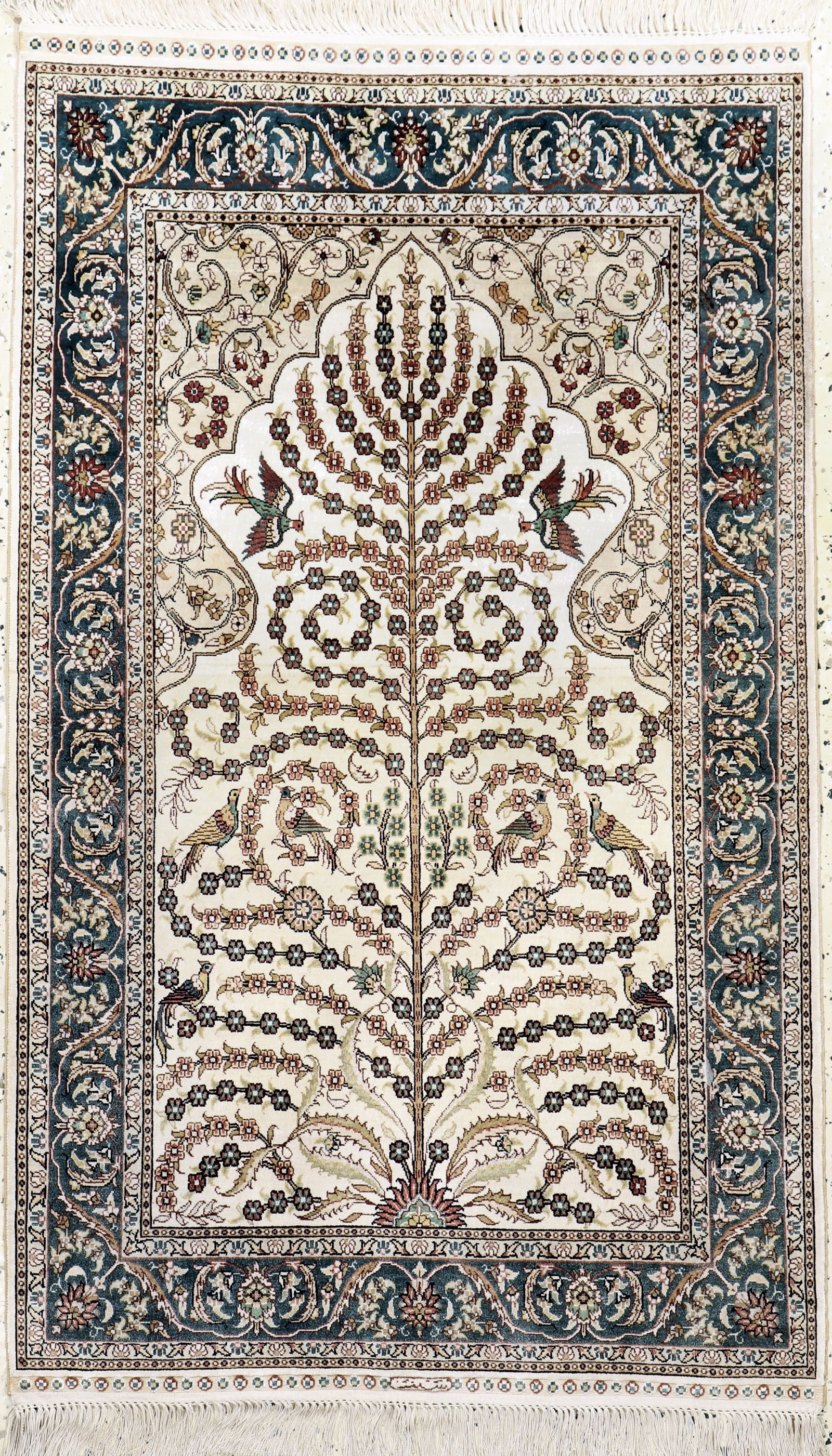 Hereke silk fine, China, late 20th century, pure natural: Hereke silk fine, China, late 20th century, pure natural silk, approx. 127 x 77 cm, condition: 2. Rugs, Carpets and Flatweaves