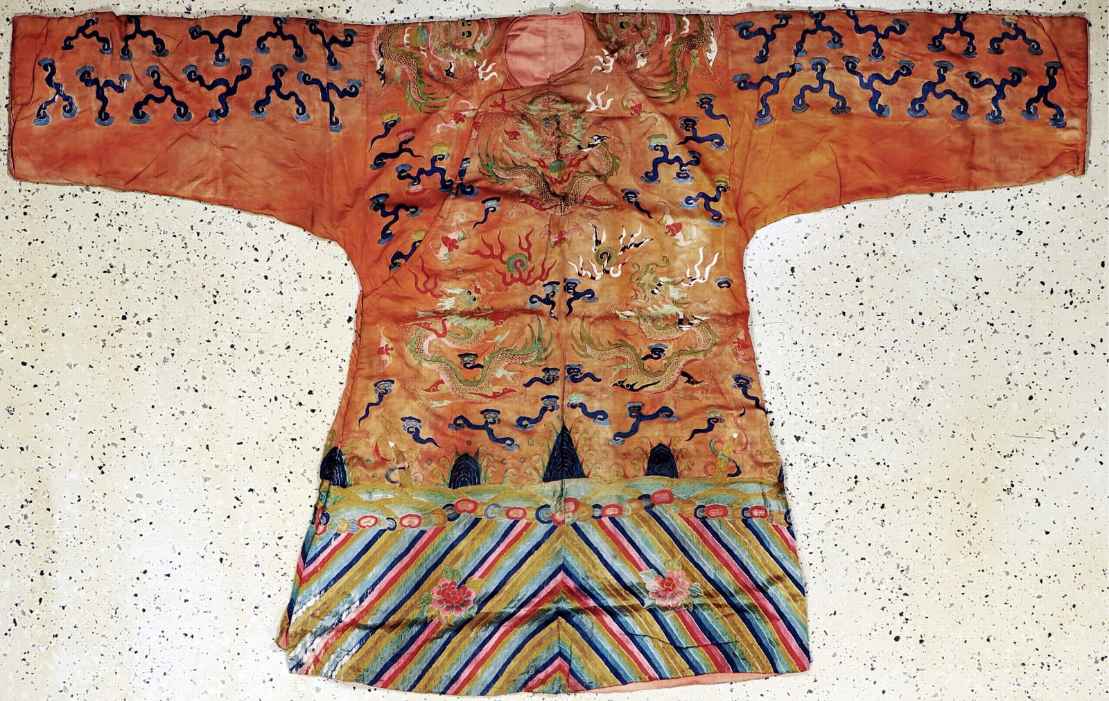 Silk vestment antique, China, around 1900, silk metal: Silk vestment antique, China, around 1900, silk metal embroidery, approx. 210 x 130 cm, condition: 3 (stained). Rugs, Carpets and Flatweaves