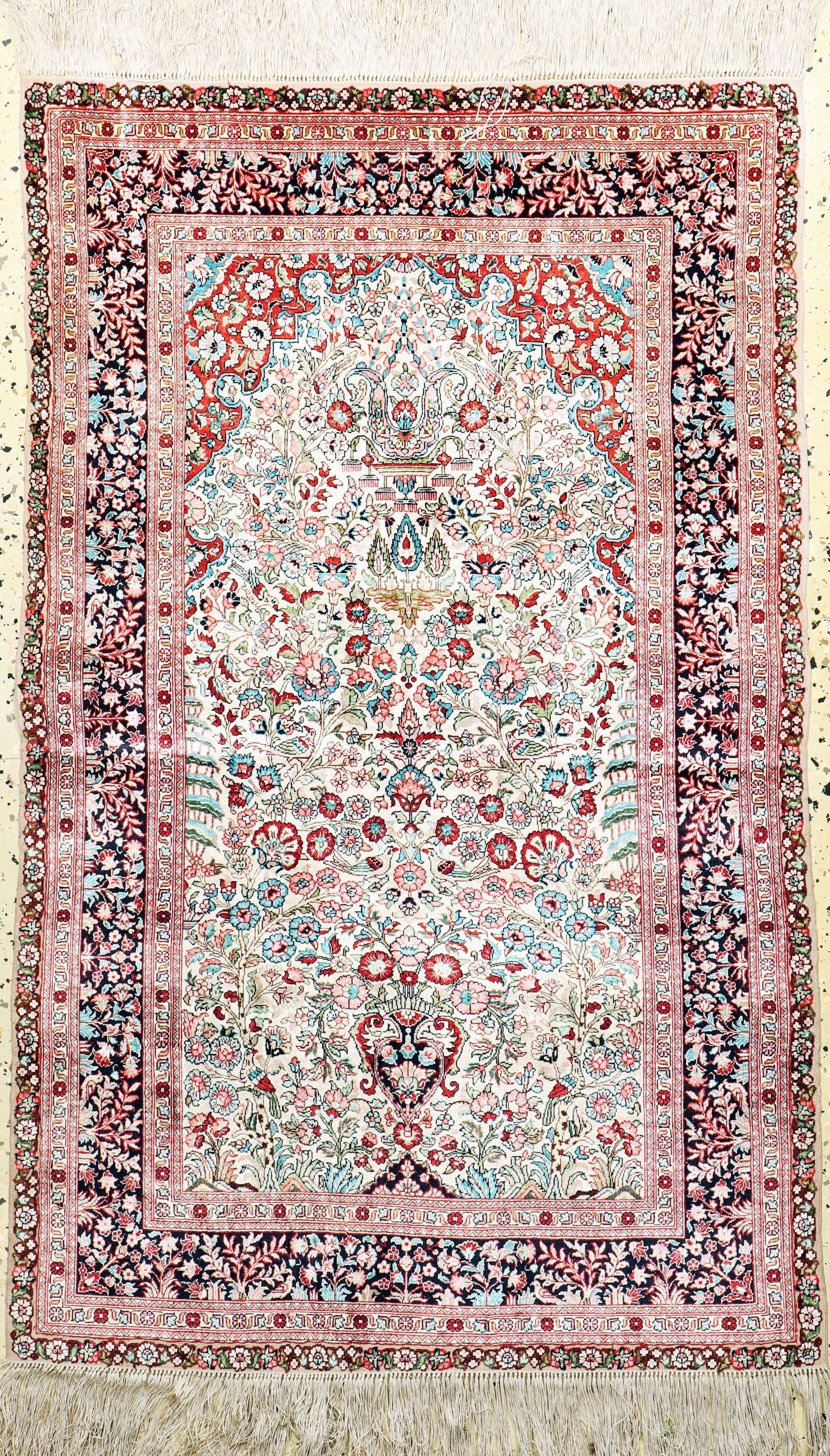Hereke silk fine, China, mid -20th century, pure natural: Hereke silk fine, China, mid -20th century, pure natural silk, approx. 125 x 80 cm, condition: 2. Rugs, Carpets & Flatweaves