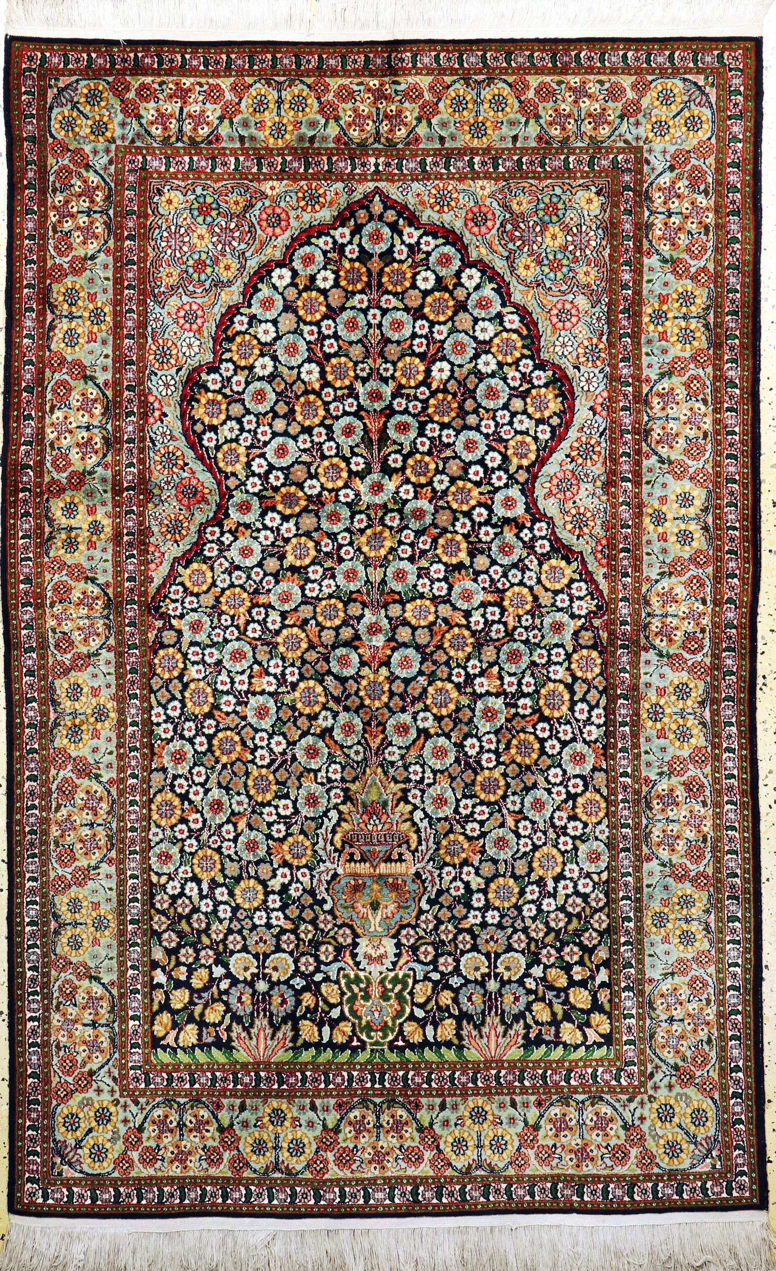 Lahor fine, Pakistan, mid -20th century, corkwool: Lahor fine, Pakistan, mid -20th century, corkwool with silk, approx. 193 x 122 cm, condition: 2. Rugs, Carpets & Flatweaves