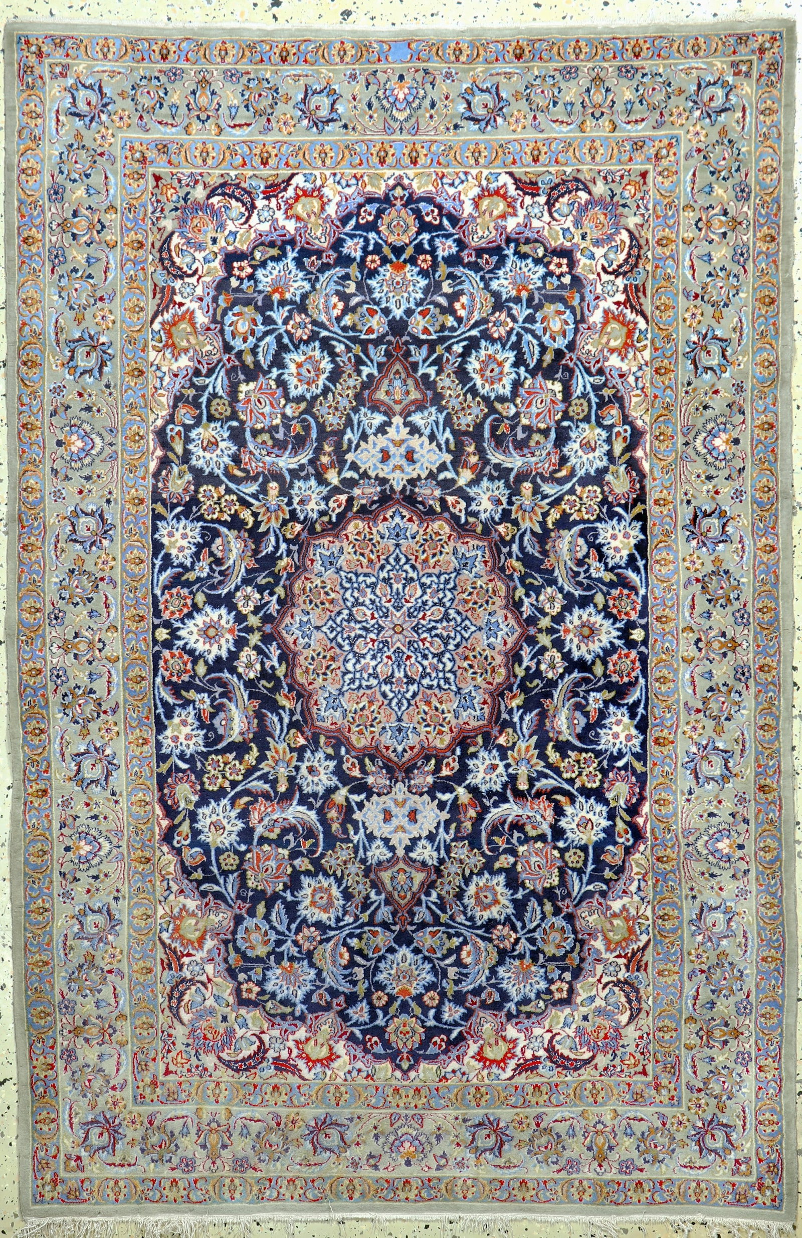 Isfahan fine, Persia, mid-20th century, corkwool on: Isfahan fine, Persia, mid-20th century, corkwool on silk, approx. 160 x 107 cm, approx. 1.0 million kn/sm, in need of cleaning, condition: 2. Rugs, Carpets & Flatweaves