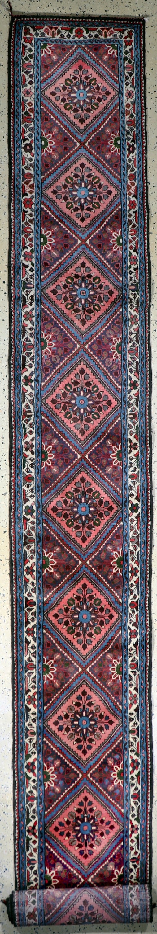 Assadabad, Persia, mid-20th century, wool on cotton: Assadabad, Persia, mid-20th century, wool on cotton, approx. 495 x 60 cm, condition: 2. Rugs, Carpets & Flatweaves