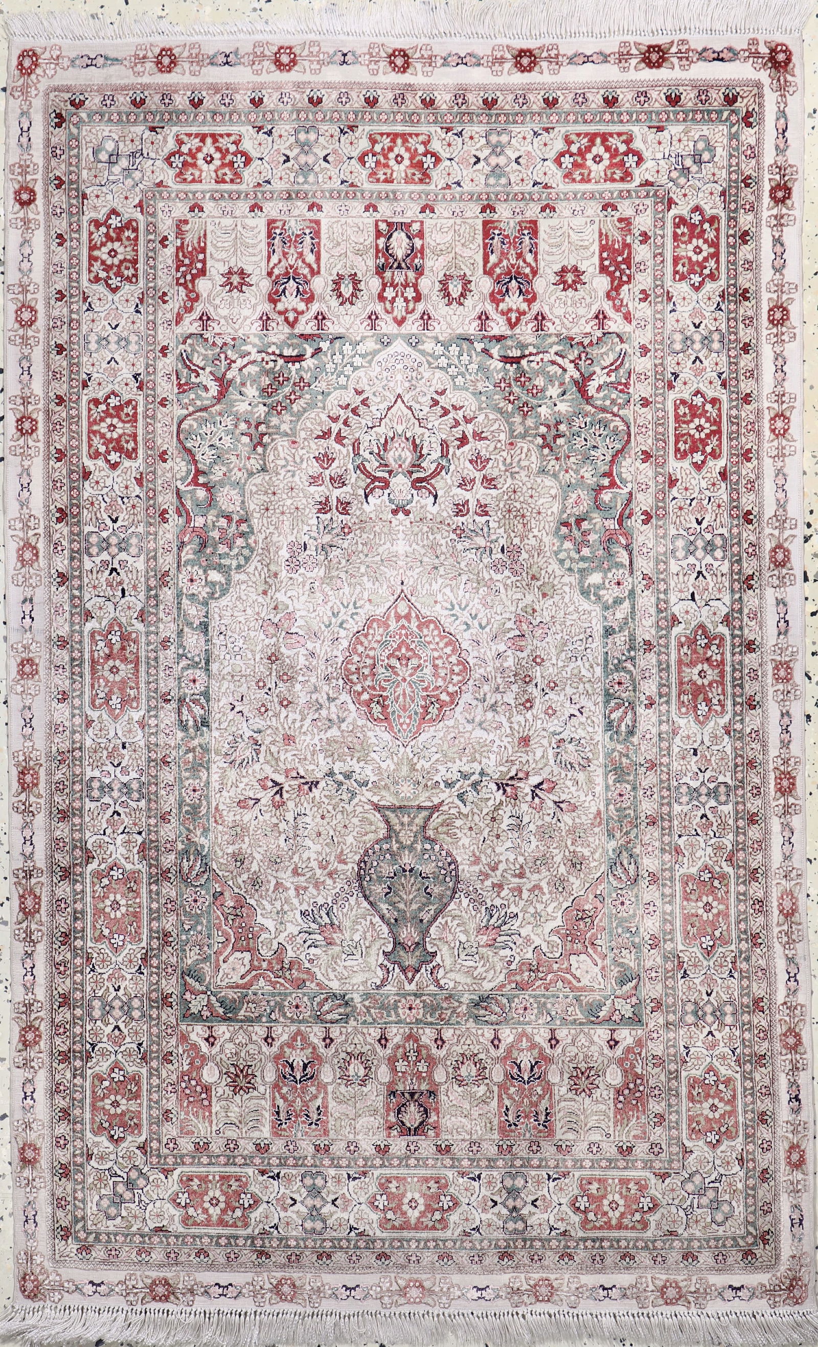 Hereke silk fine, China, late 20th century, pure natural: Hereke silk fine, China, late 20th century, pure natural silk, approx. 123 x 77 cm, approx. 1.0 million kn/sm, condition: 2. Rugs,Carpets & Flatweaves