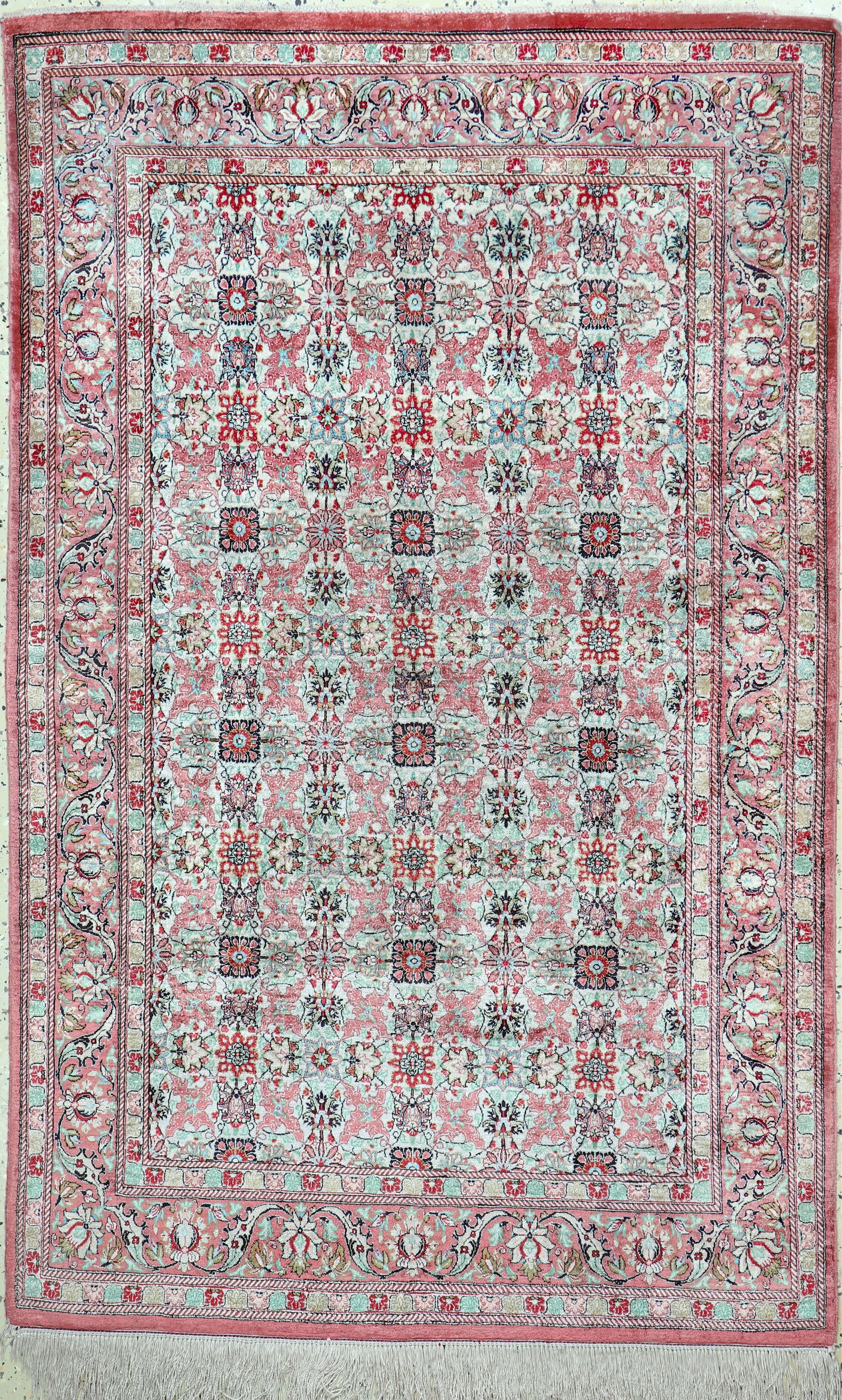 Qum silk fine, Persia, late 20th century, purenatural: Qum silk fine, Persia, late 20th century, purenatural silk, approx. 157 x 100 cm, approx. 1.0 million kn/sm, in need of cleaning, condition: 2. Rugs, Carpets & Flatweaves