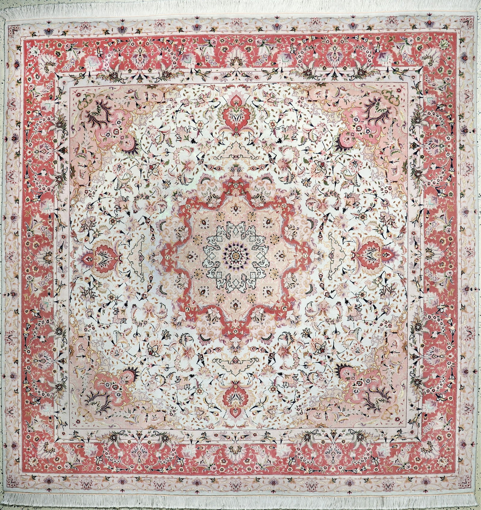 Taebriz fine(50 Raj), Persia, late 20th century: Taebriz fine(50 Raj), Persia, late 20th century, corkwool with silk, approx. 250 x 250cm, approx. 500,000 Kn/sm, cleaned, condition:1-2. Rugs, Carpets & Flatweaves