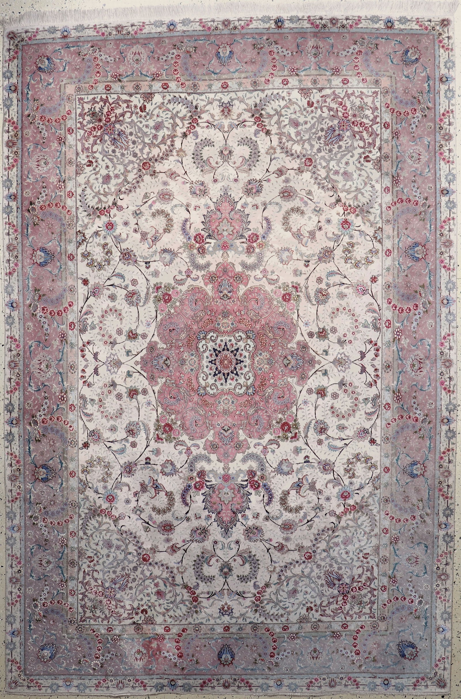 Taebriz fine(60 Raj), Persia, late 20th century: Taebriz fine(60 Raj), Persia, late 20th century, corkwool with and on silk, approx. 302 x 200 cm, approx. 640,000 Kn/sm, in need of cleaning, condition: 2(faded colors). Rugs, Carpets & Flatweaves