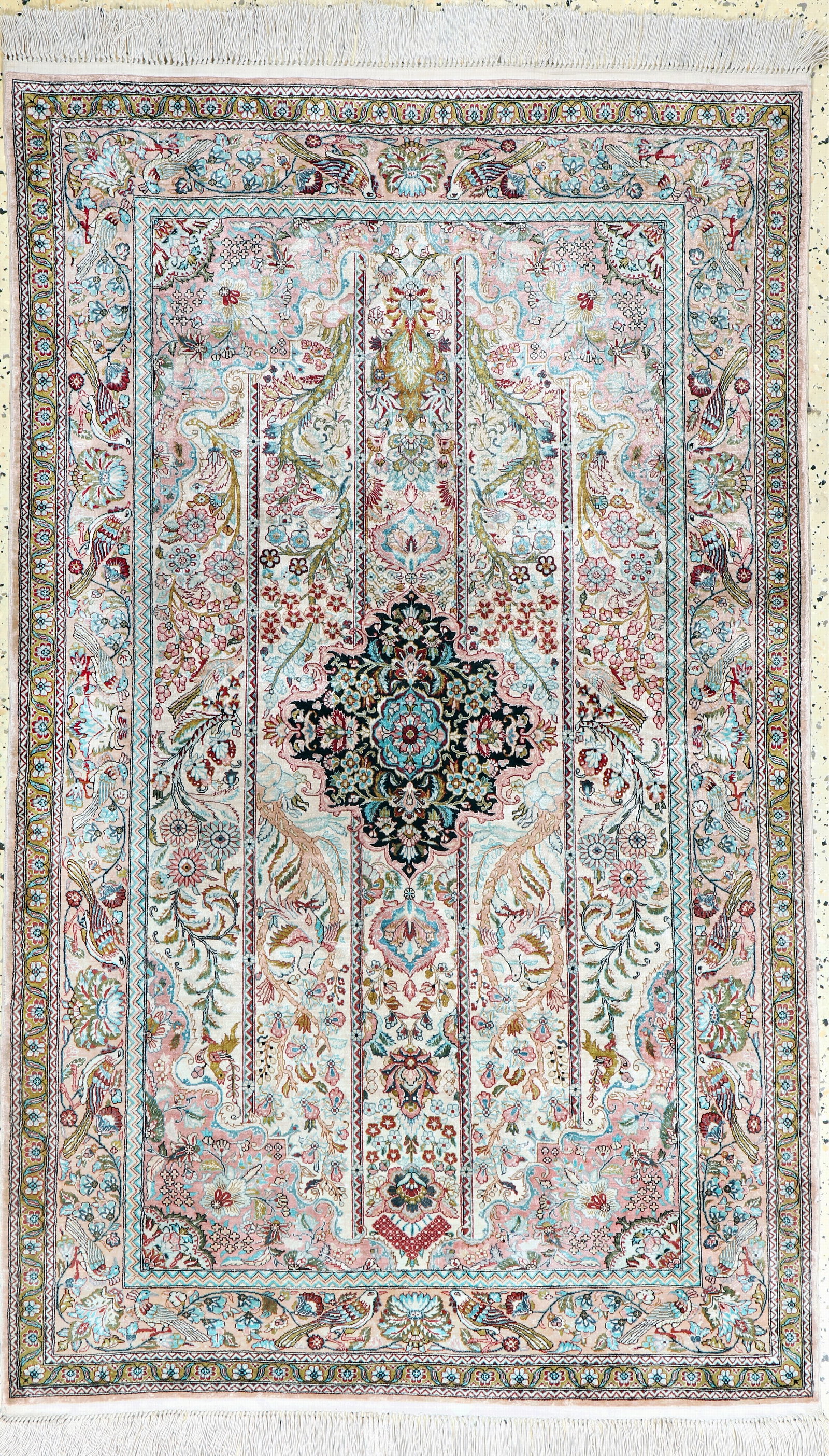 Hereke silk fine, China, late 20th century, pure natural: Hereke silk fine, China, late 20th century, pure natural silk, approx. 155 x 95 cm, approx. 1.0 million kn/sm, condition: 1-2. Rugs, Carpets & Flatweaves