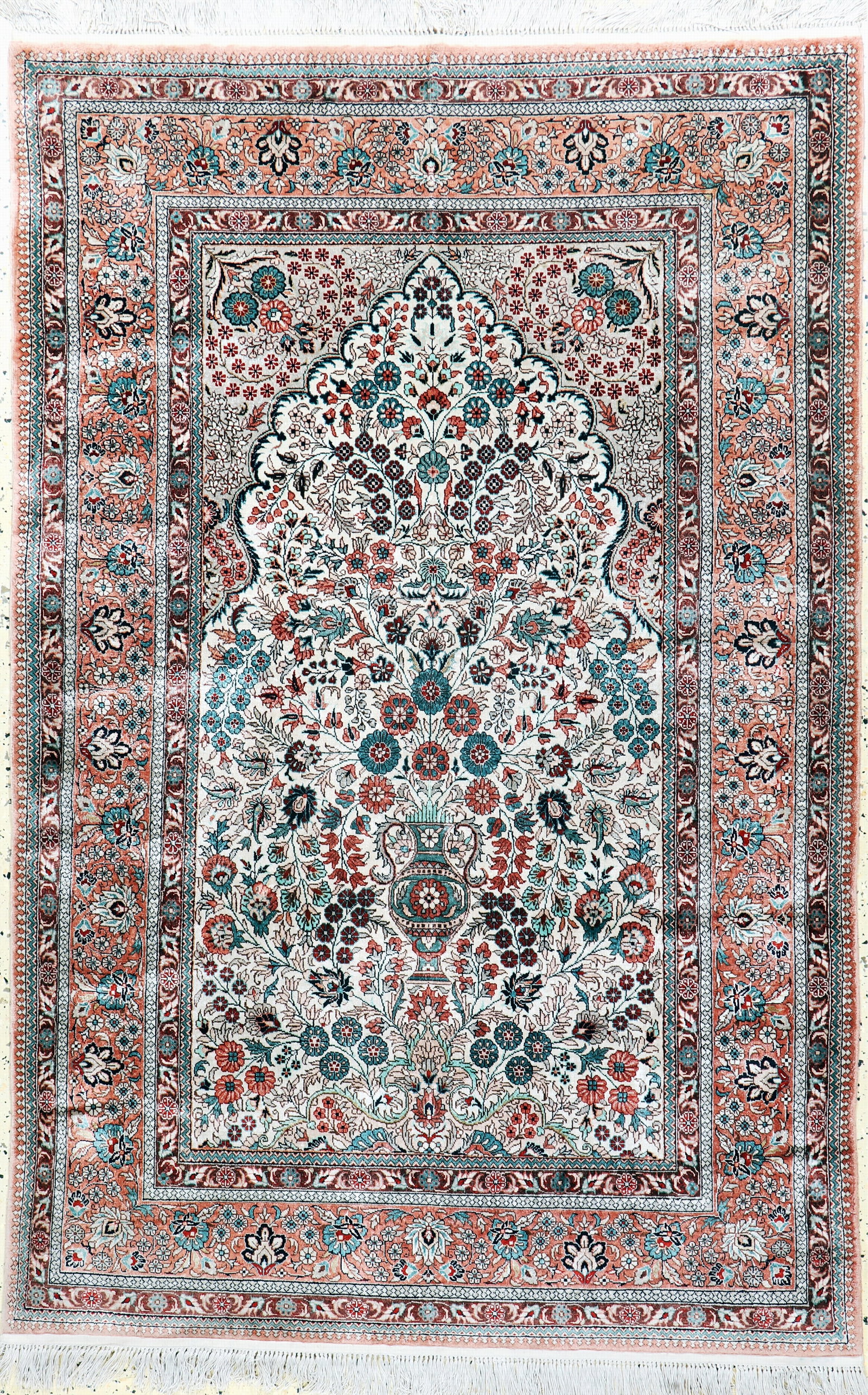 Hereke silk, China, late 20th century, pure natural: Hereke silk, China, late 20th century, pure natural silk, approx. 185 x 120 cm, condition:2. Rugs, Carpets & Flatweaves