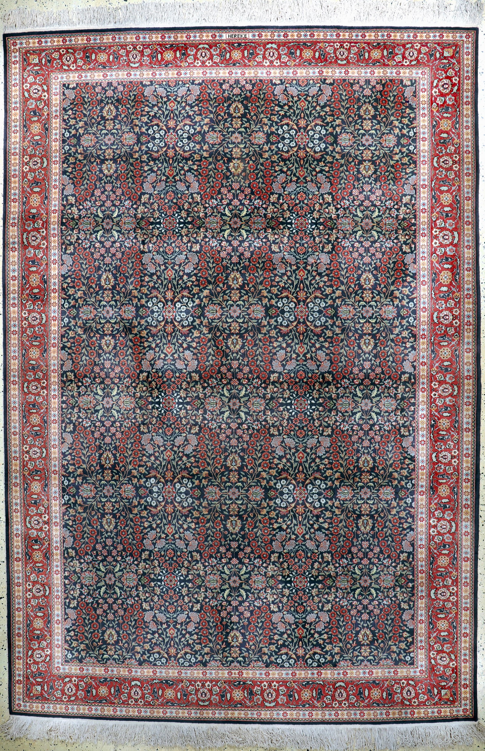 Hereke fine signed, Turkey, mid-20th century, wool on: Hereke fine signed, Turkey, mid-20th century, wool on cotton, approx. 340 x 230 cm, condition: 2. Rugs, Carpets & Flatweaves