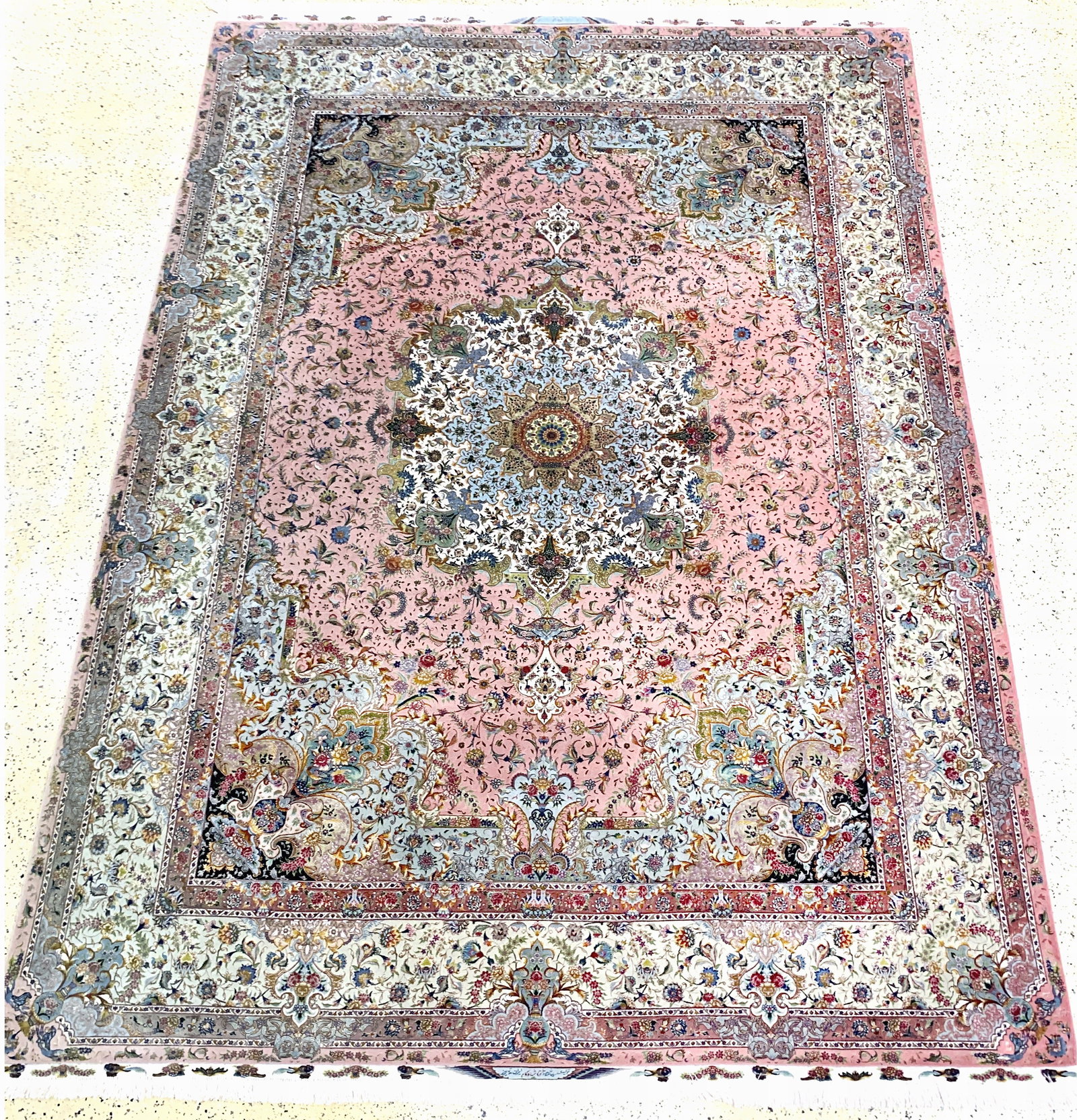Tabriz#'Shadkam#'fine(60 Raj), Persia signed, mid-20th: Tabriz#'Shadkam#'fine(60 Raj), Persia signed, mid-20th century, corkwool with and on silk, approx. 420 x 300 cm, approx. 800,000 Kn/sm, condition: 1-2 (slightly faded at the edges)