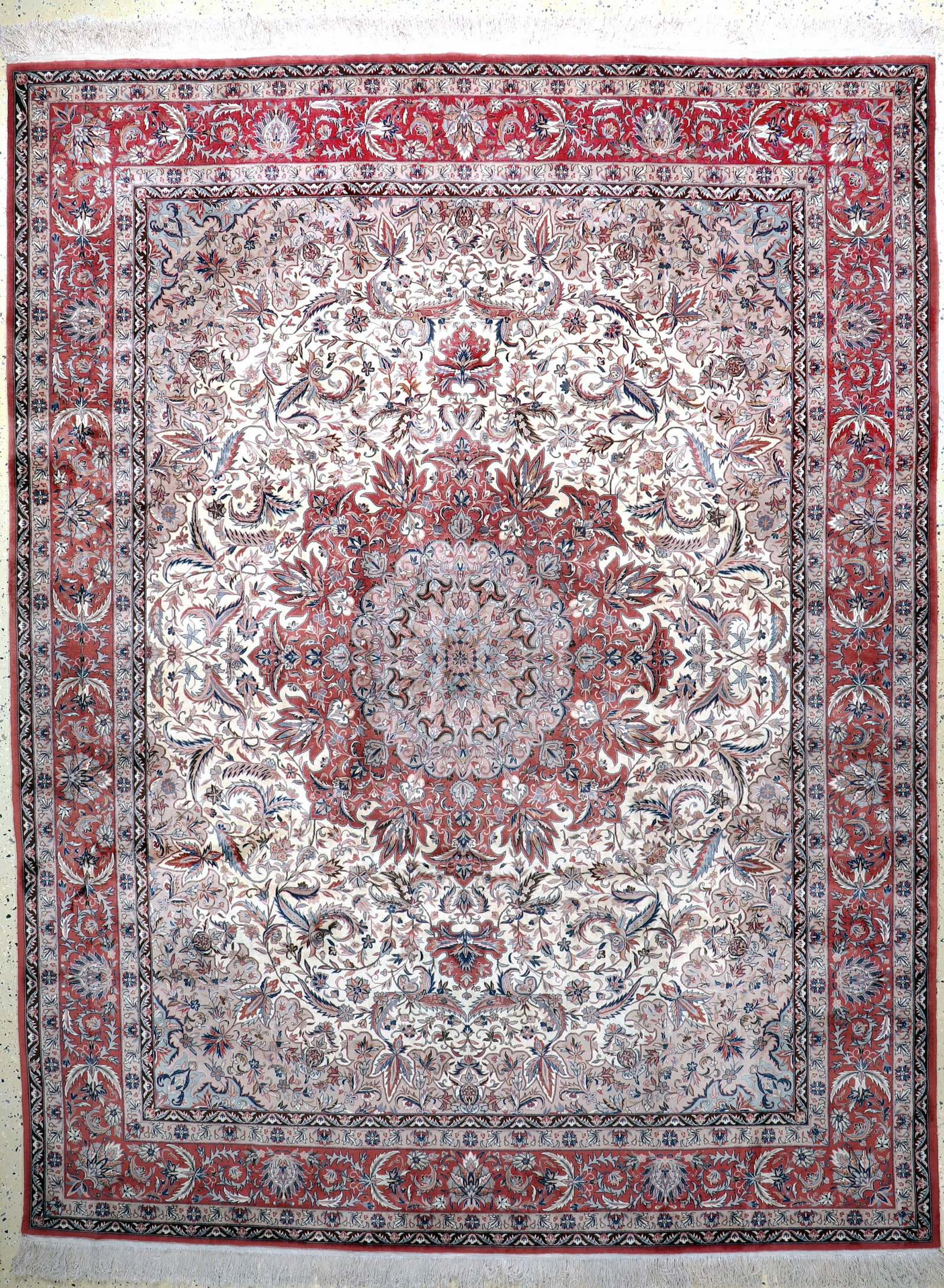 Isfahan fine, China, late 20th century, corkwool on: Isfahan fine, China, late 20th century, corkwool on silk, approx. 320 x 245 cm, condition: 2. Rugs, Carpets & Flatweaves