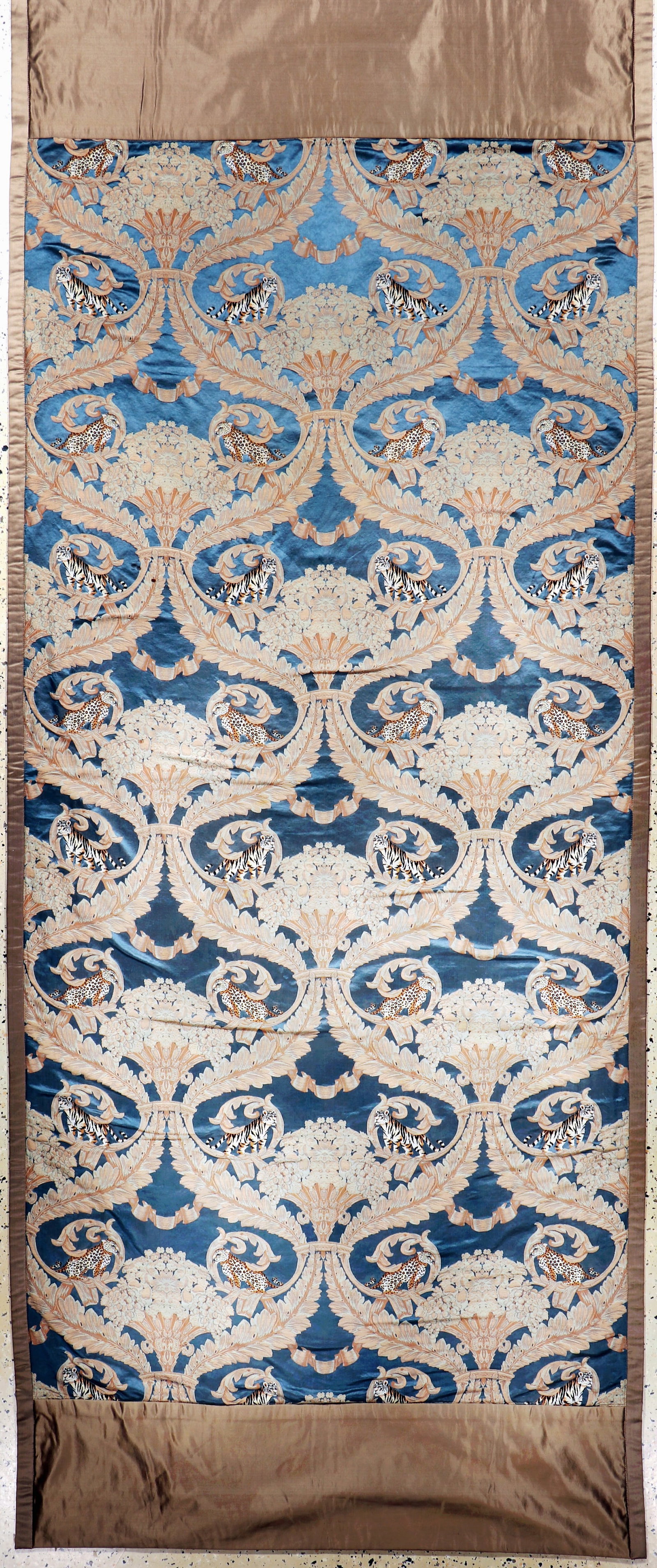 Silk embroidery, China, late 20th century, silk: Silk embroidery, China, late 20th century, silk, approx. 310 x 127 cm, in need of cleaning, condition: 1-2. Rugs, Carpets & Flatweaves