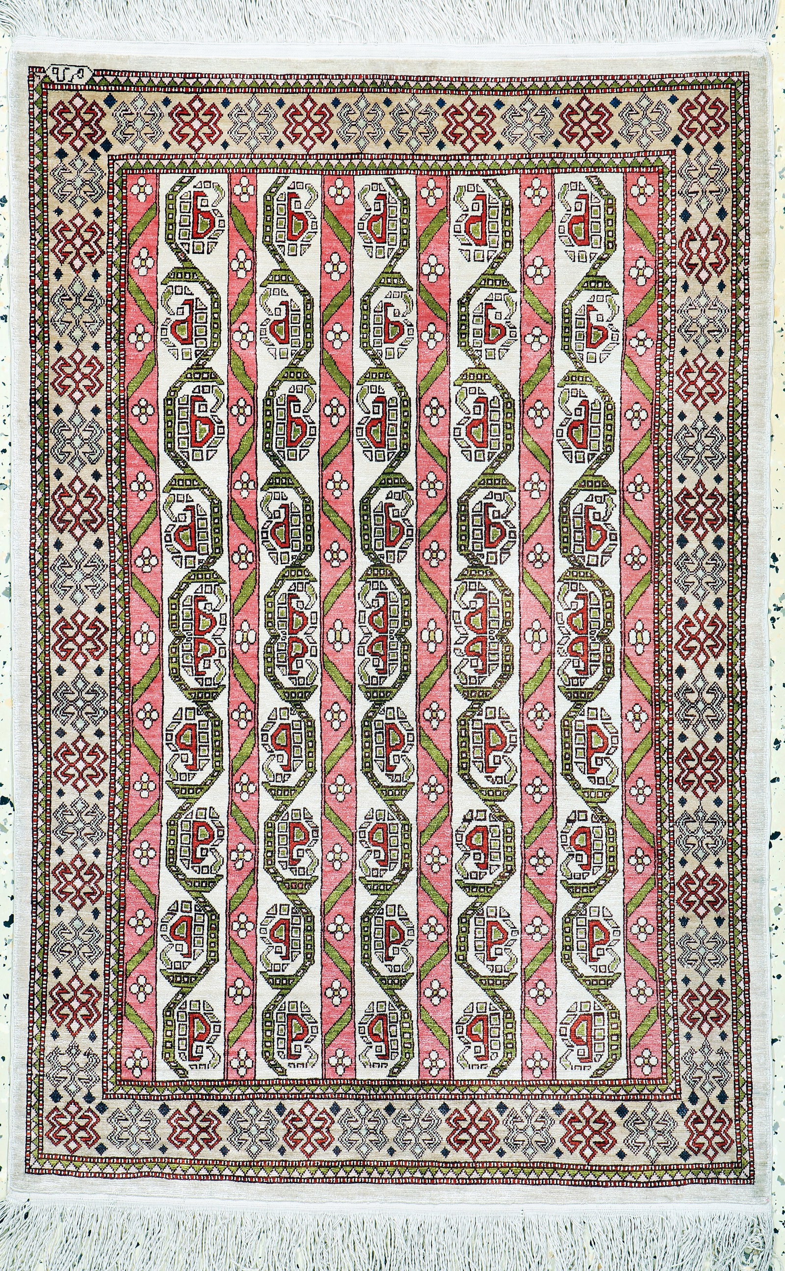 Hereke silk fine signed, Turkey, mid-20th century: Hereke silk fine signed, Turkey, mid-20th century, pure natural silk, approx. 94 x 63 cm, condition: (almost new).Rugs, Carpets & Flatweaves