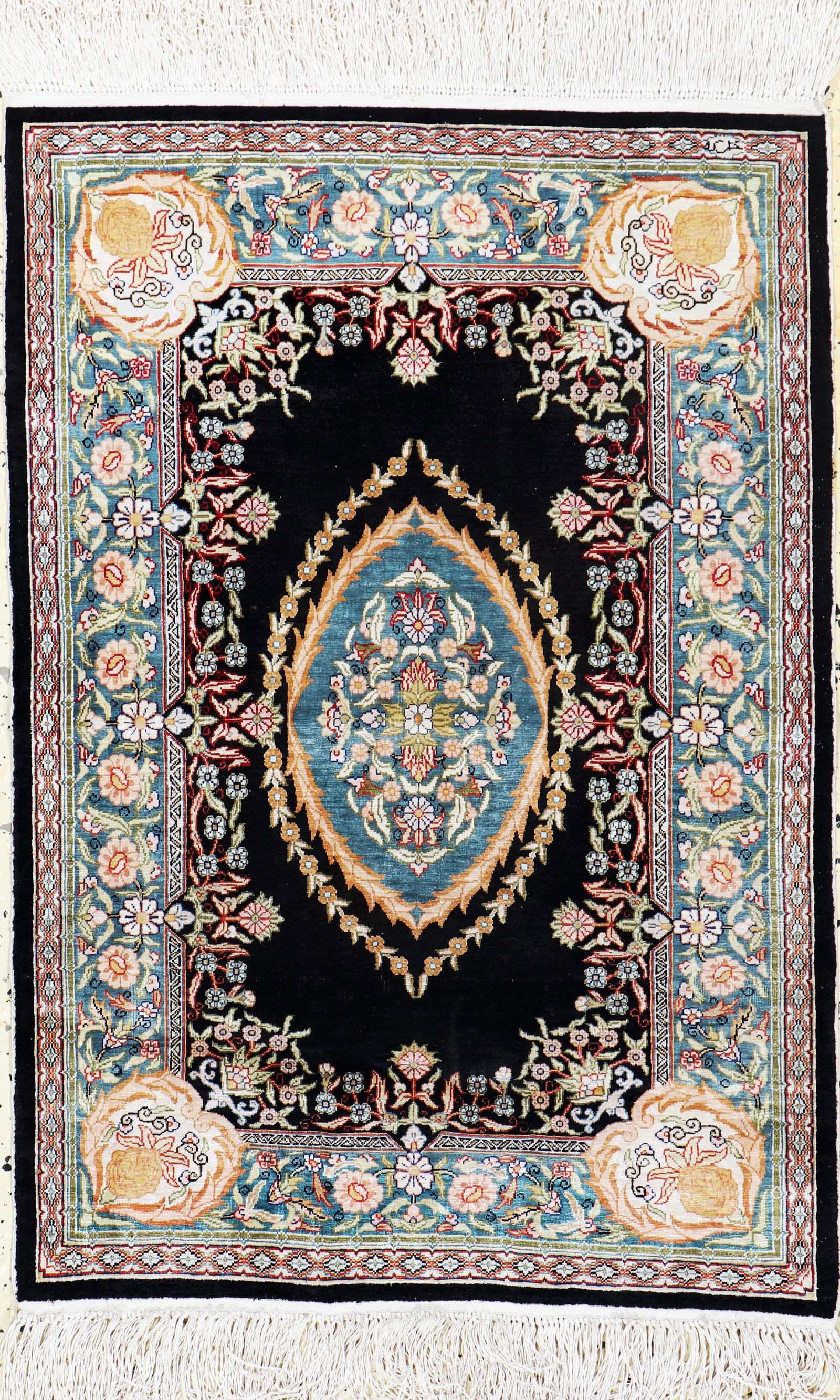 Hereke silk signed, Turkey, late 20th century,pure natural: Hereke silk signed, Turkey, late 20th century,pure natural silk, approx. 88 x 60 cm, condition: (almost new).Rugs, Carpets & Flatweaves